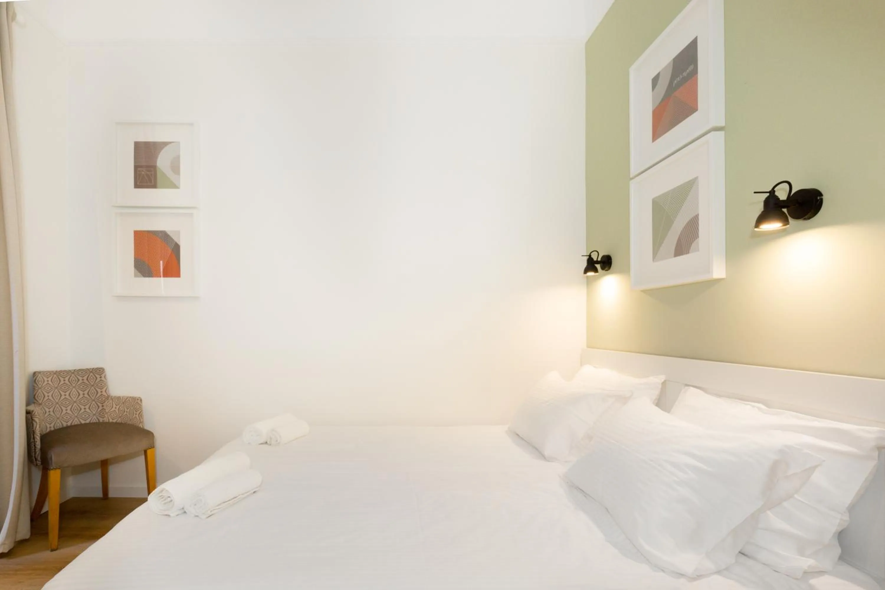 Photo of the whole room, Bed in Dinostratus House