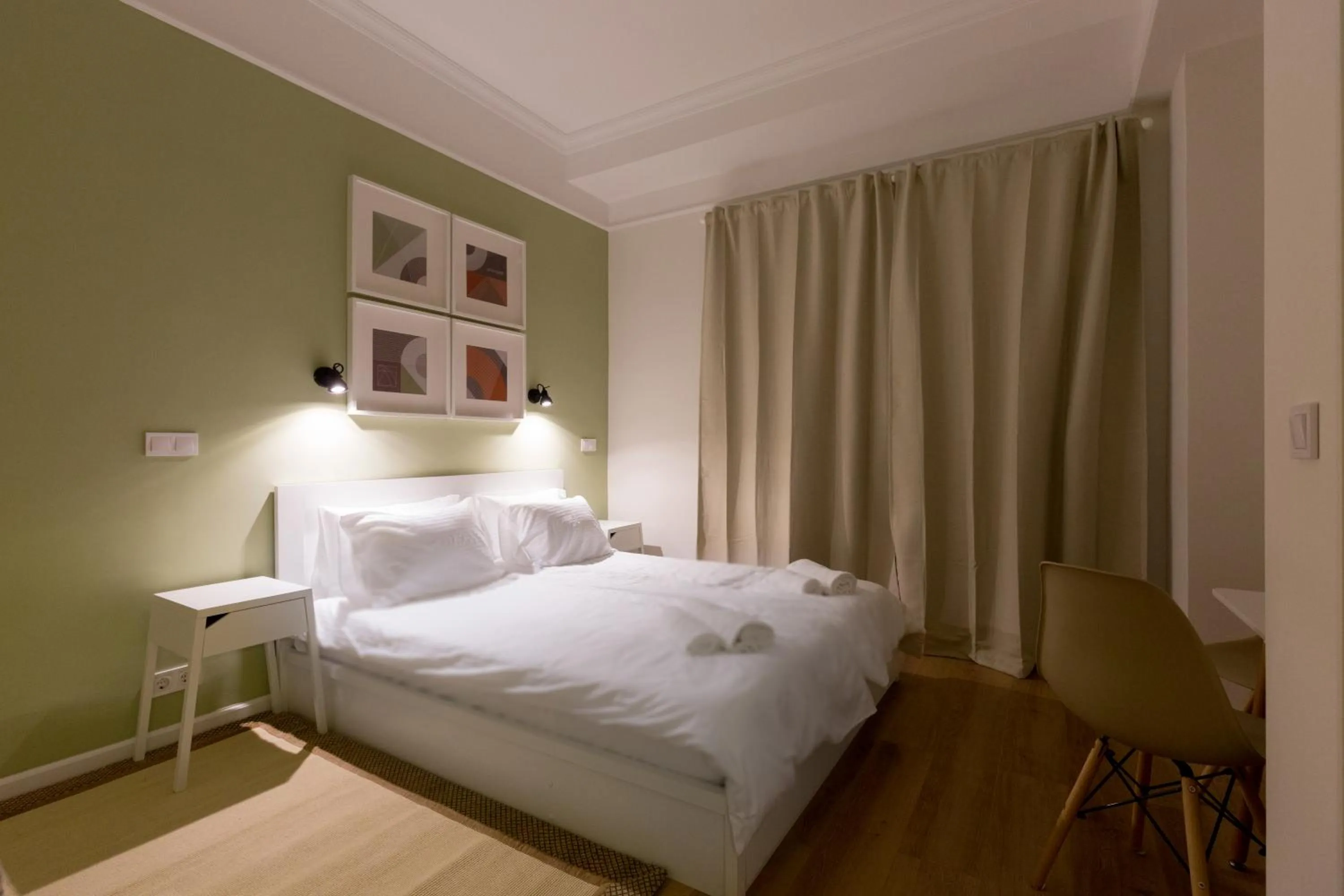 Photo of the whole room, Bed in Dinostratus House