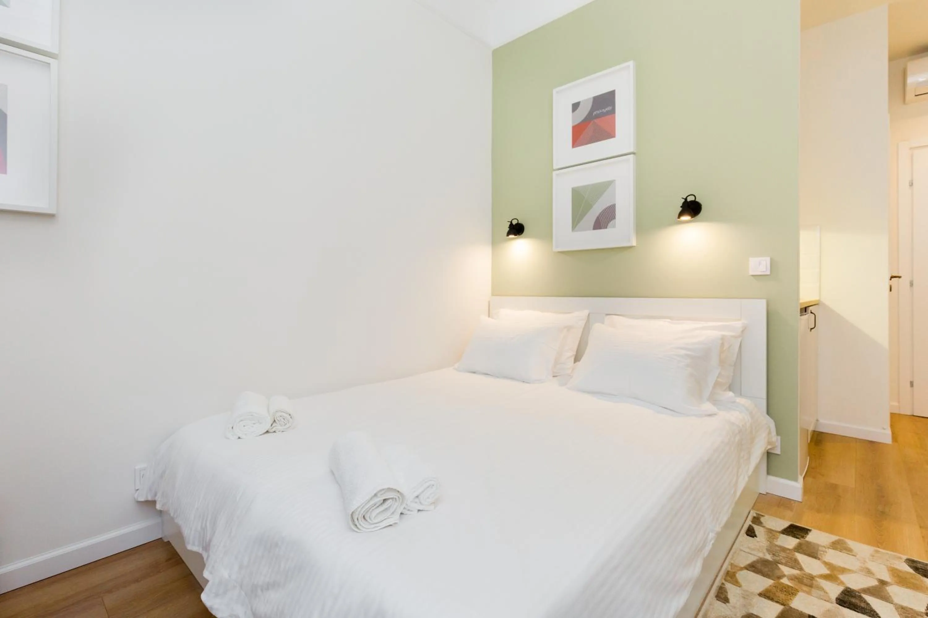 Photo of the whole room, Bed in Dinostratus House