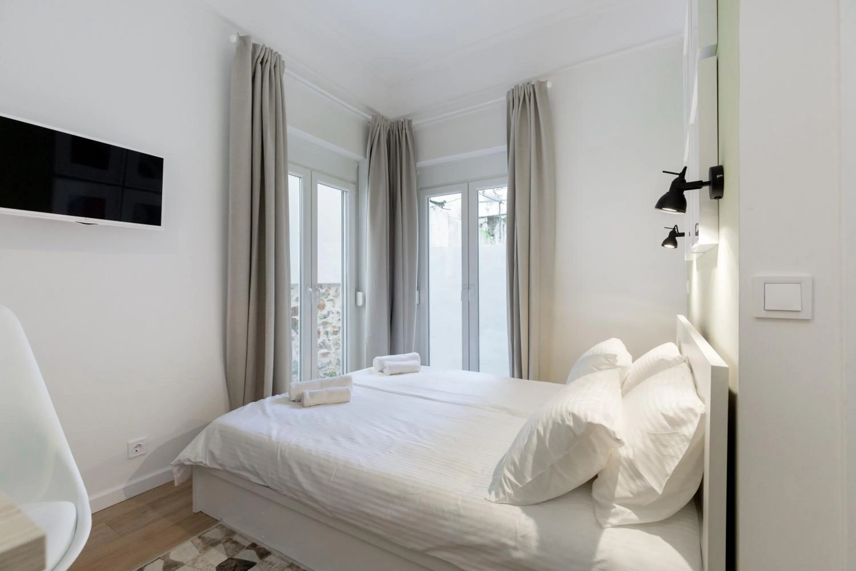 Photo of the whole room, Bed in Dinostratus House