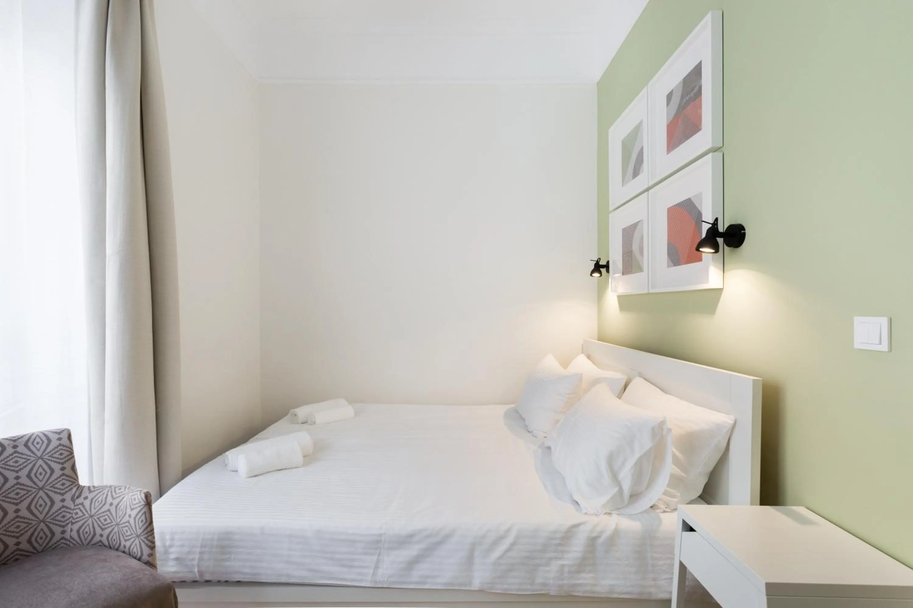 Photo of the whole room, Bed in Dinostratus House