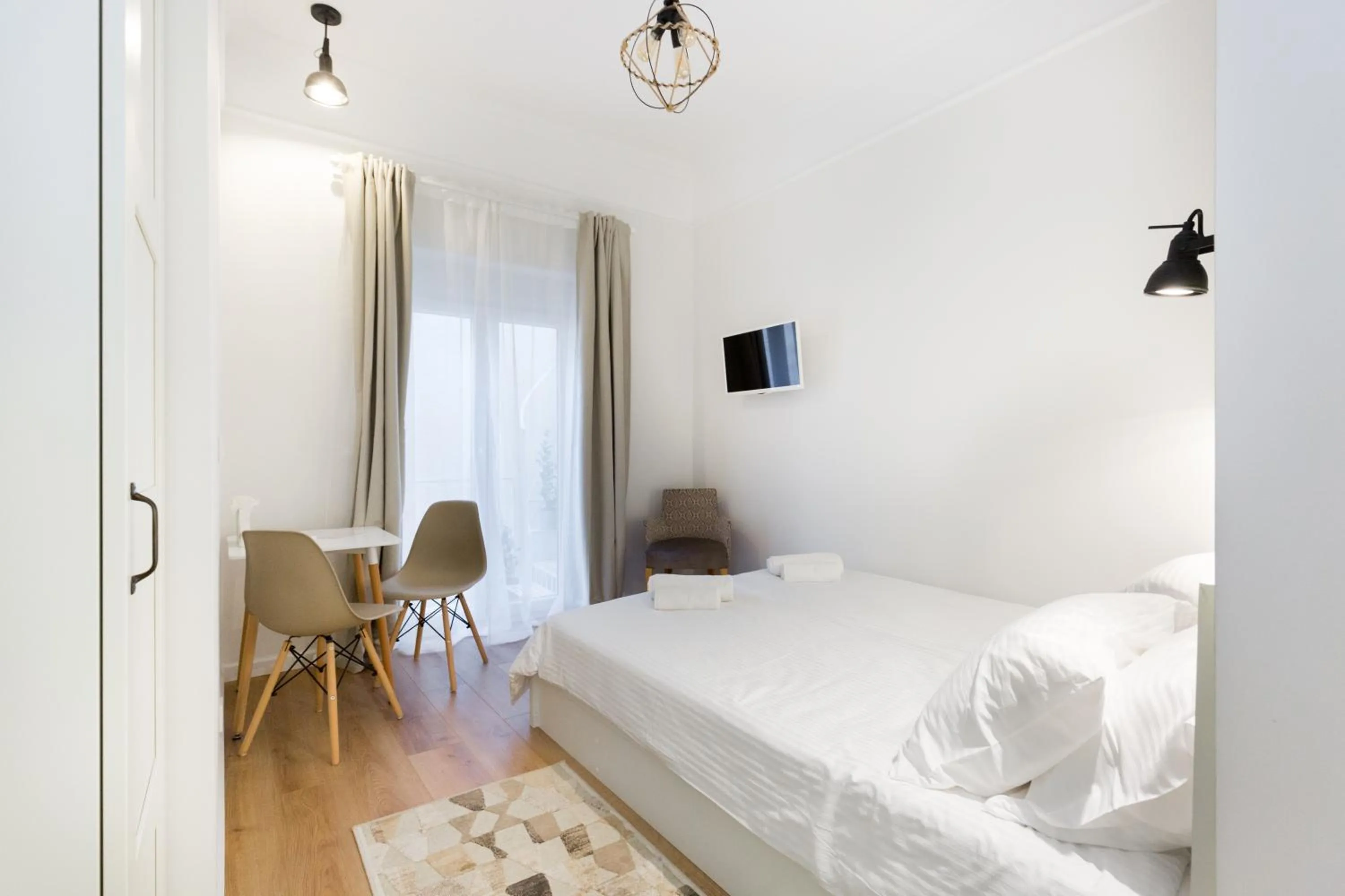 Photo of the whole room, Bed in Dinostratus House