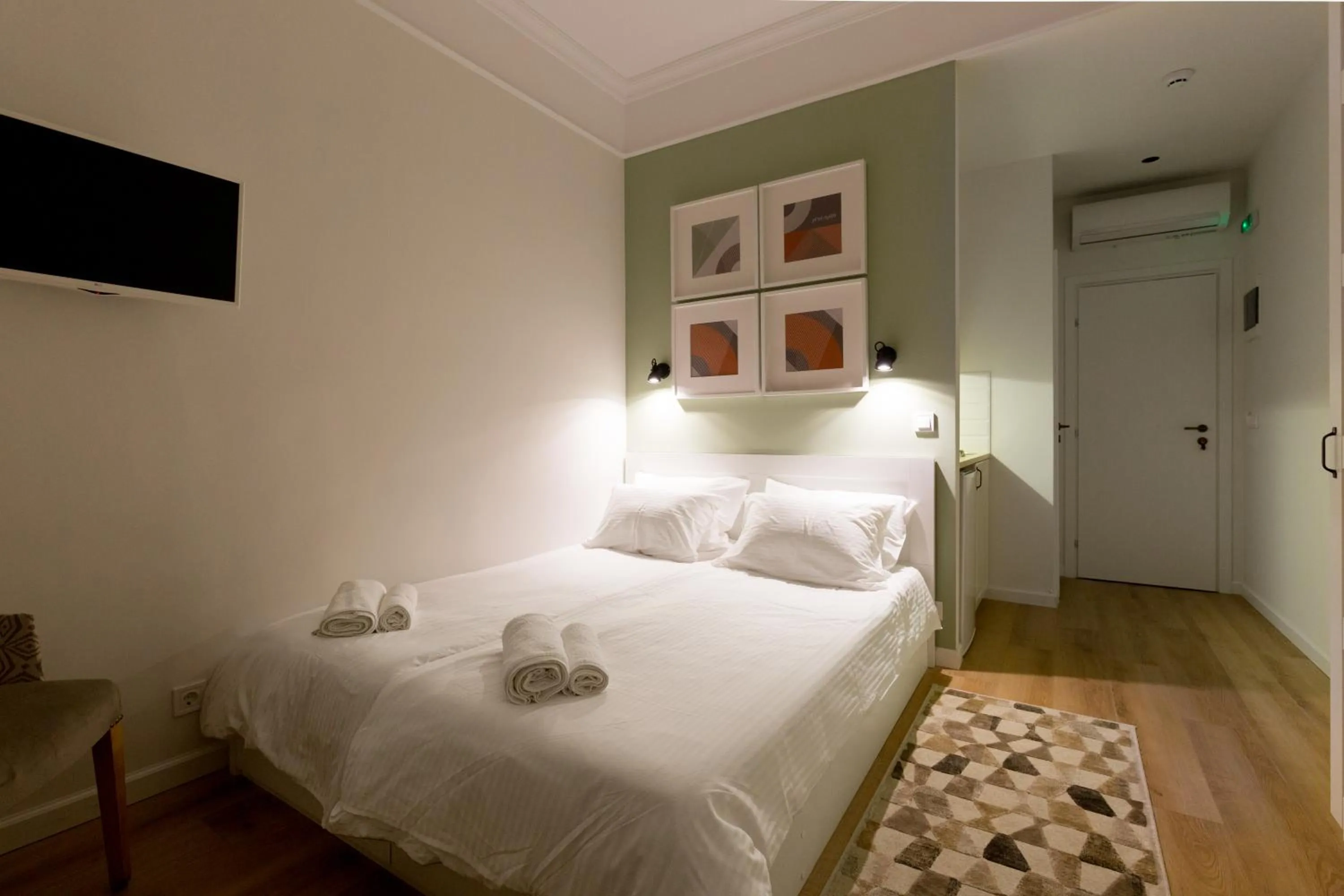 Photo of the whole room, Bed in Dinostratus House