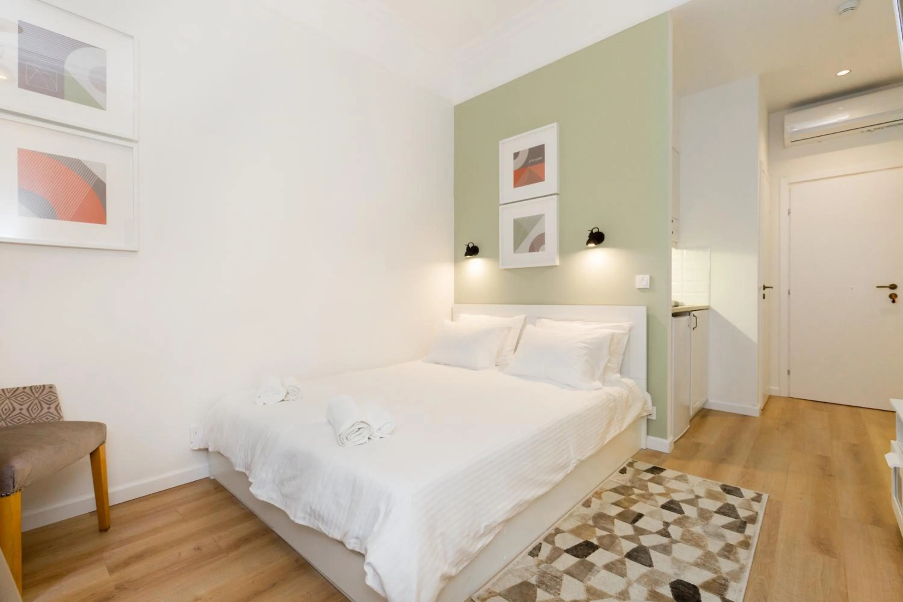 Photo of the whole room, Bed in Dinostratus House