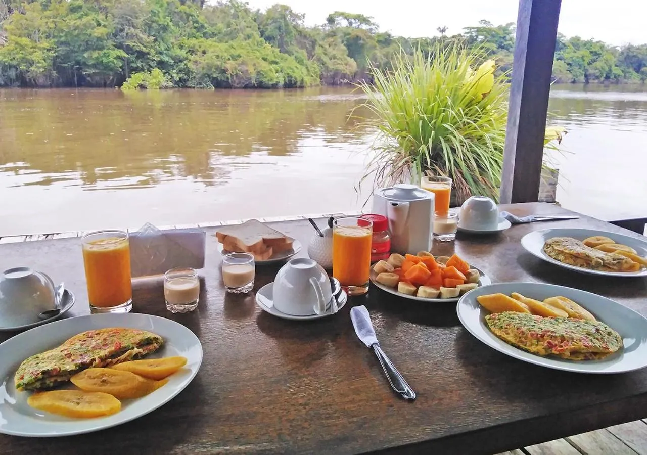 Food and drinks in Amazon Oasis Floating Lodge