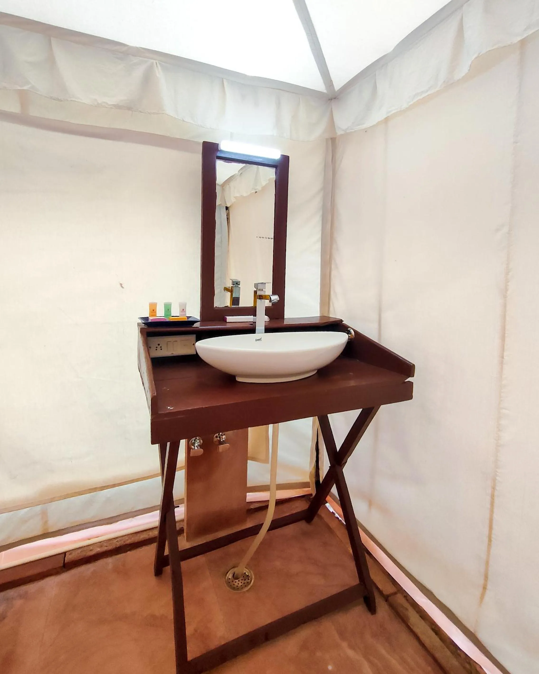 hair dresser in Bijolai Palace - A Inde Hotel , Jodhpur