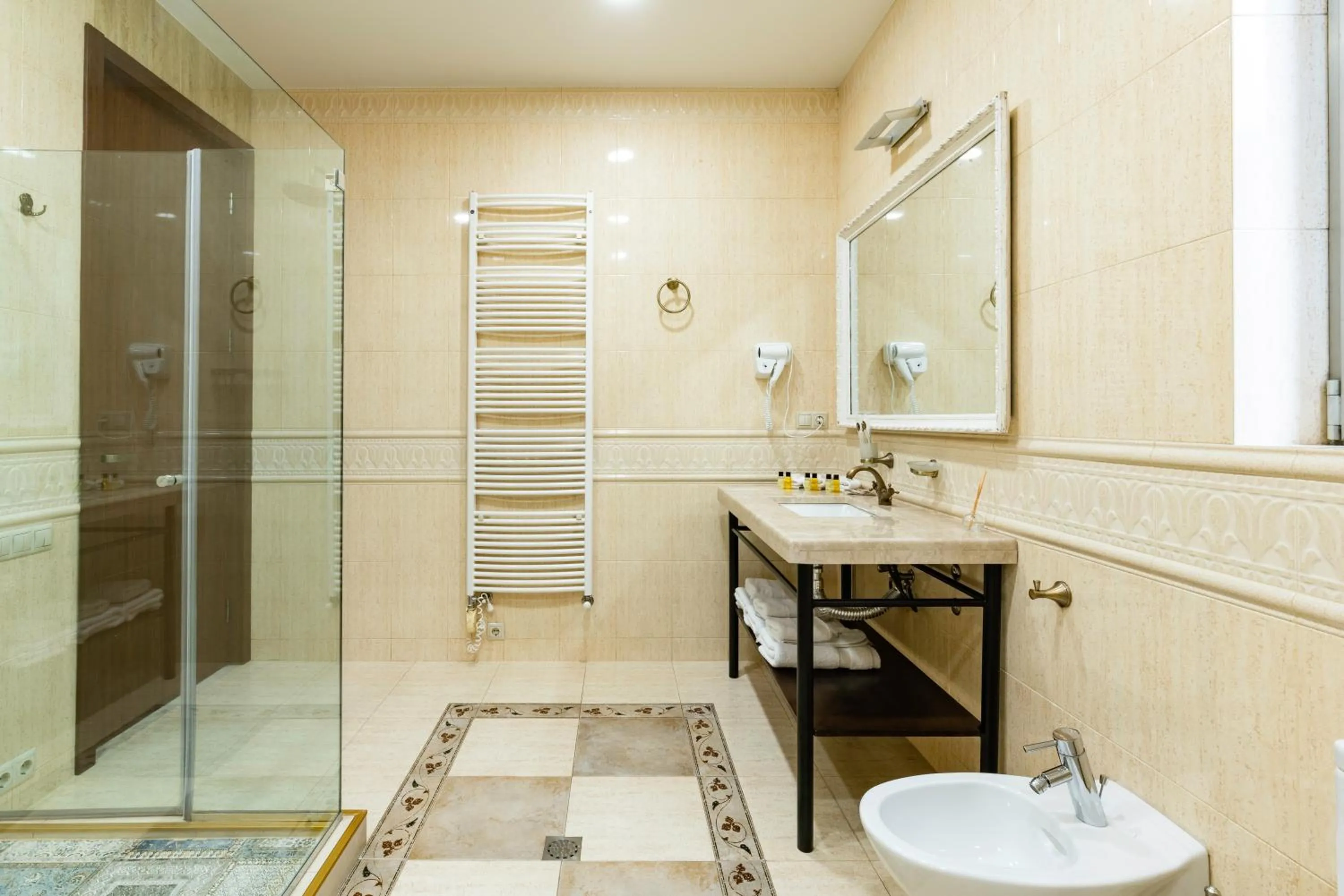 Shower in Hotel Flower