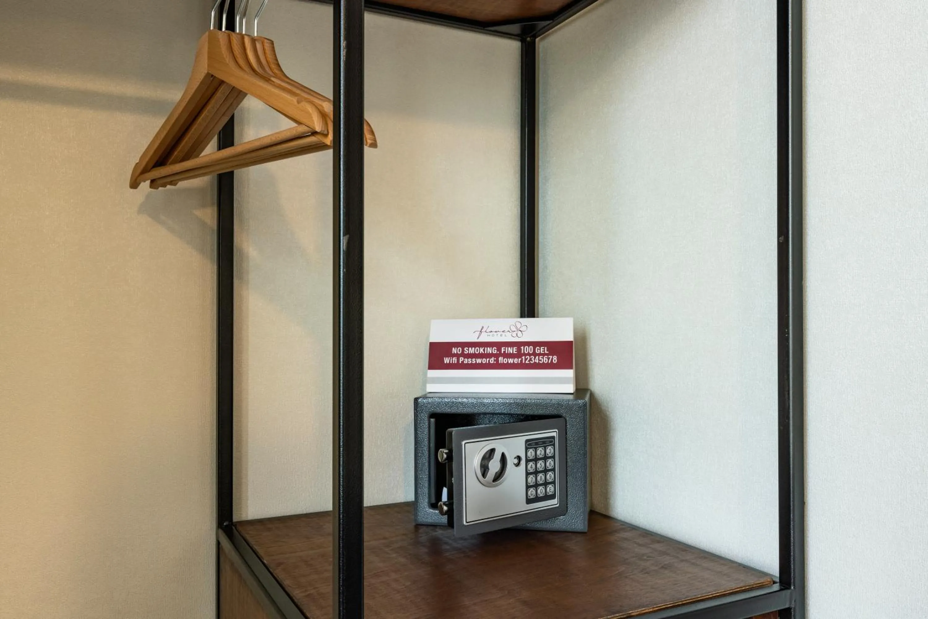 safe in Hotel Flower