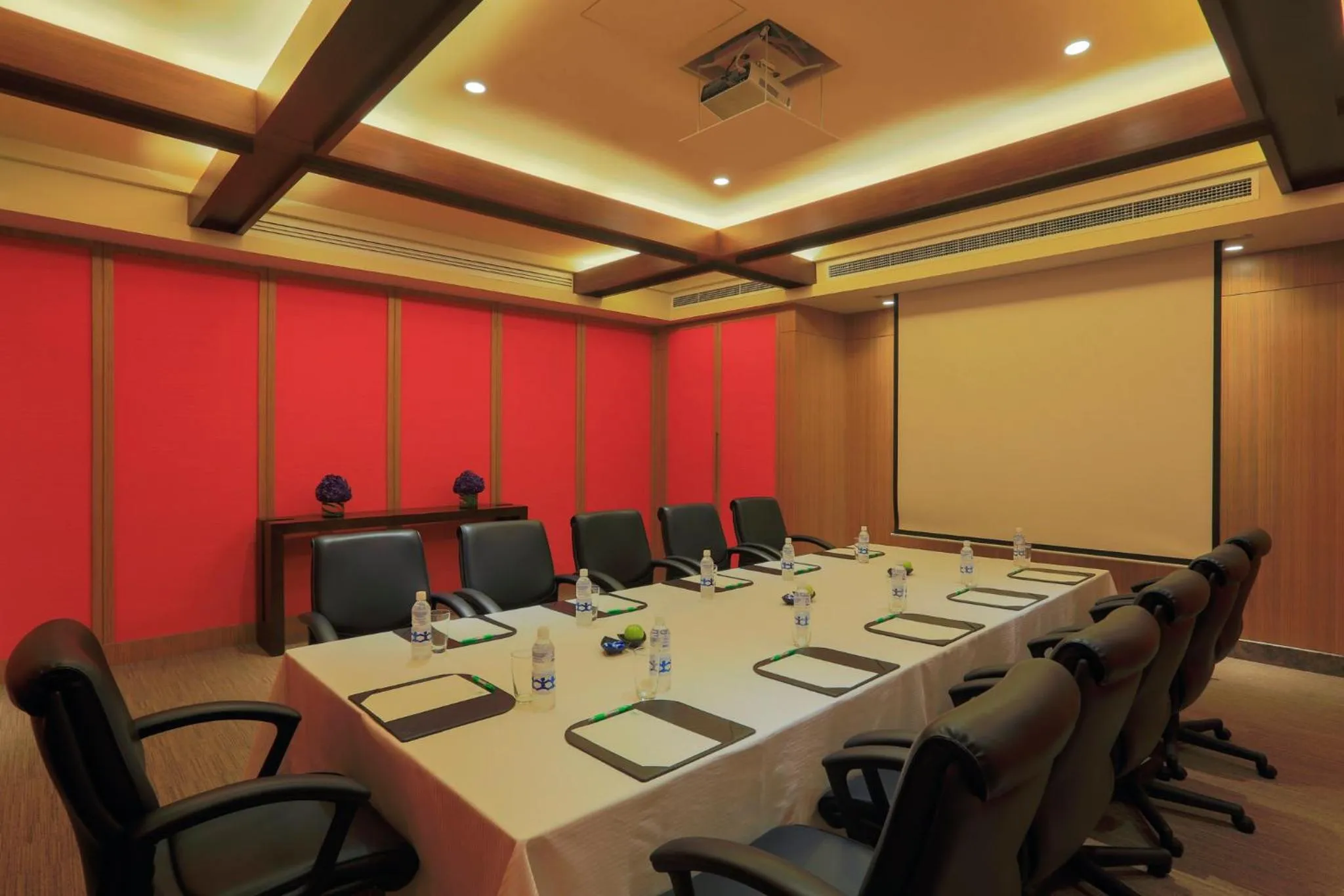 Meeting/conference room in Holiday Inn & Suites Makati by IHG