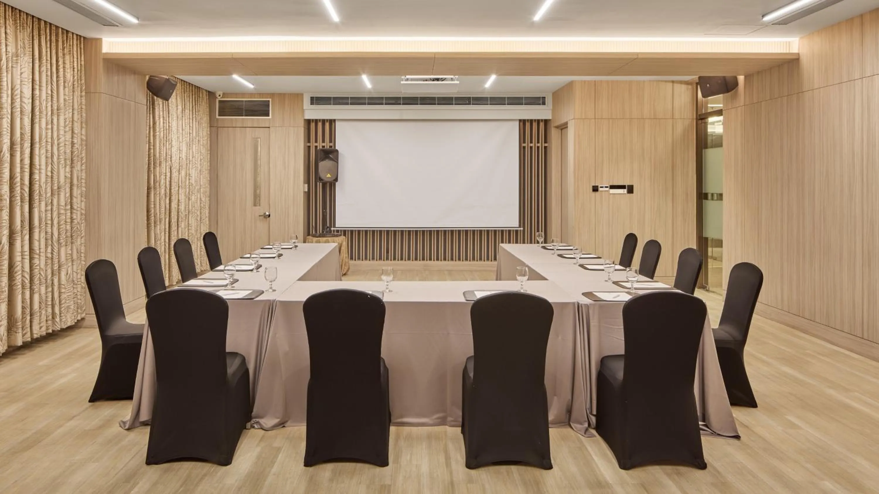 Meeting/conference room in Holiday Inn & Suites Makati by IHG