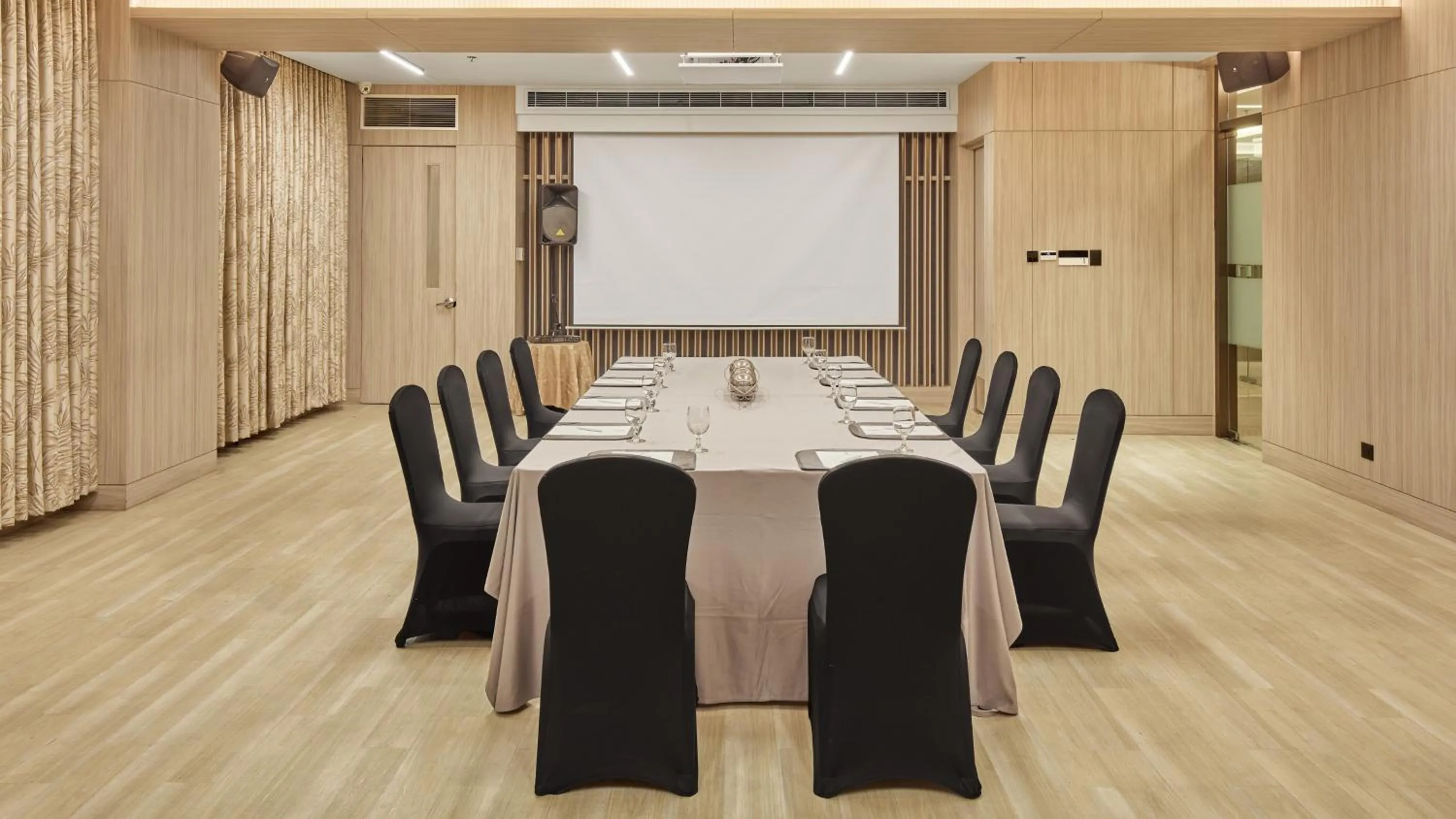 Meeting/conference room in Holiday Inn & Suites Makati by IHG