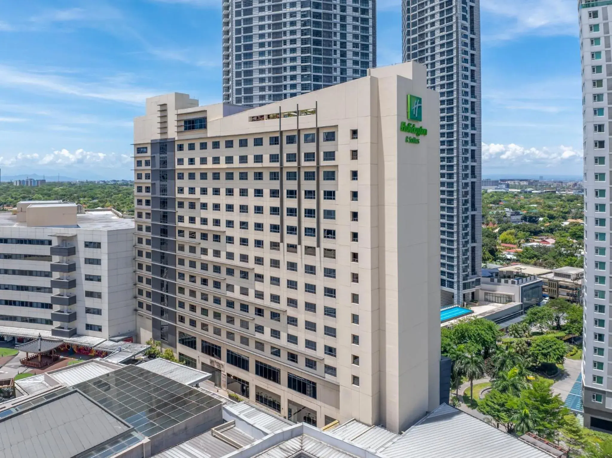 Property building in Holiday Inn & Suites Makati by IHG Property building in Holiday Inn & Suites Makati by IHG