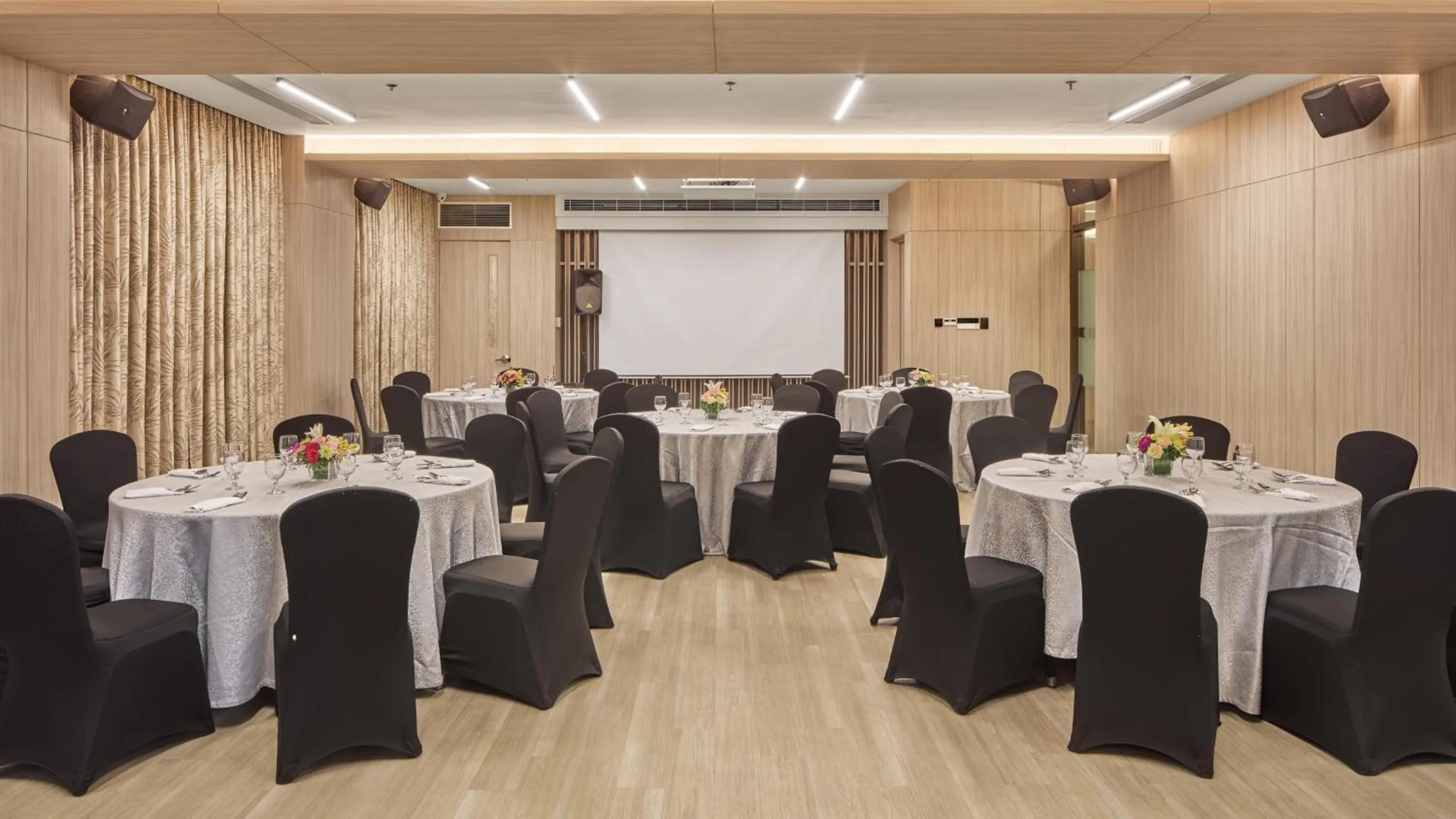 Meeting/conference room in Holiday Inn & Suites Makati by IHG