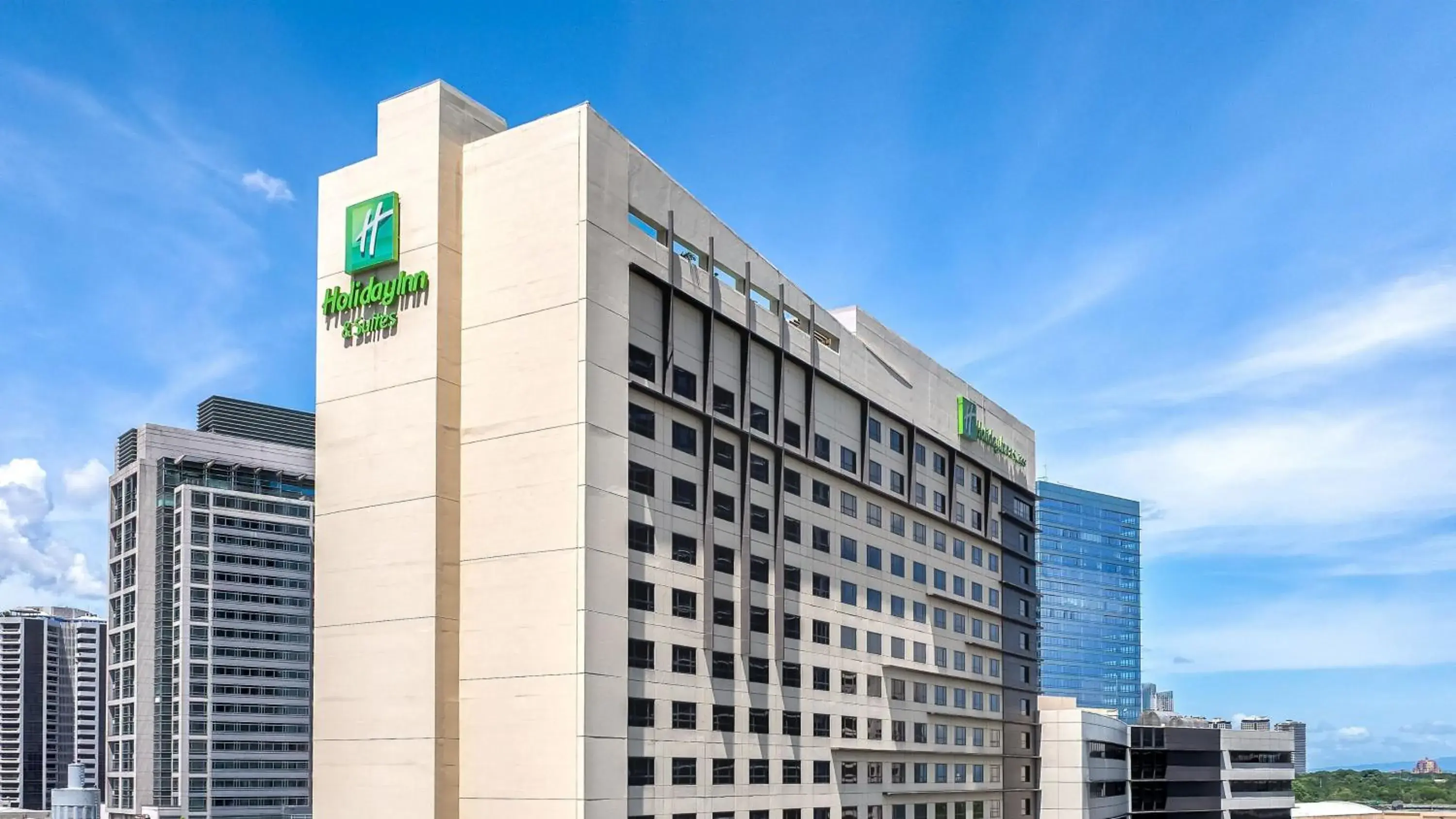 Property building in Holiday Inn & Suites Makati by IHG Property building in Holiday Inn & Suites Makati by IHG