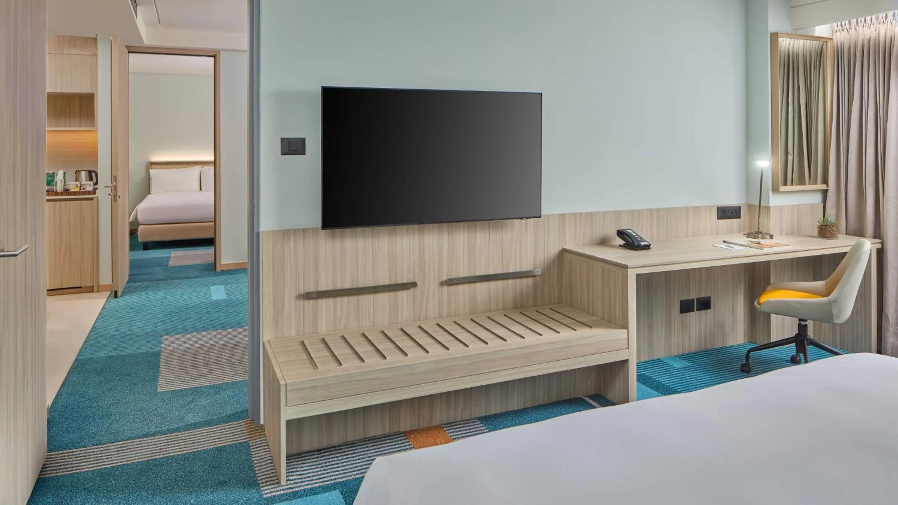 Photo of the whole room, Bed in Holiday Inn & Suites Makati by IHG