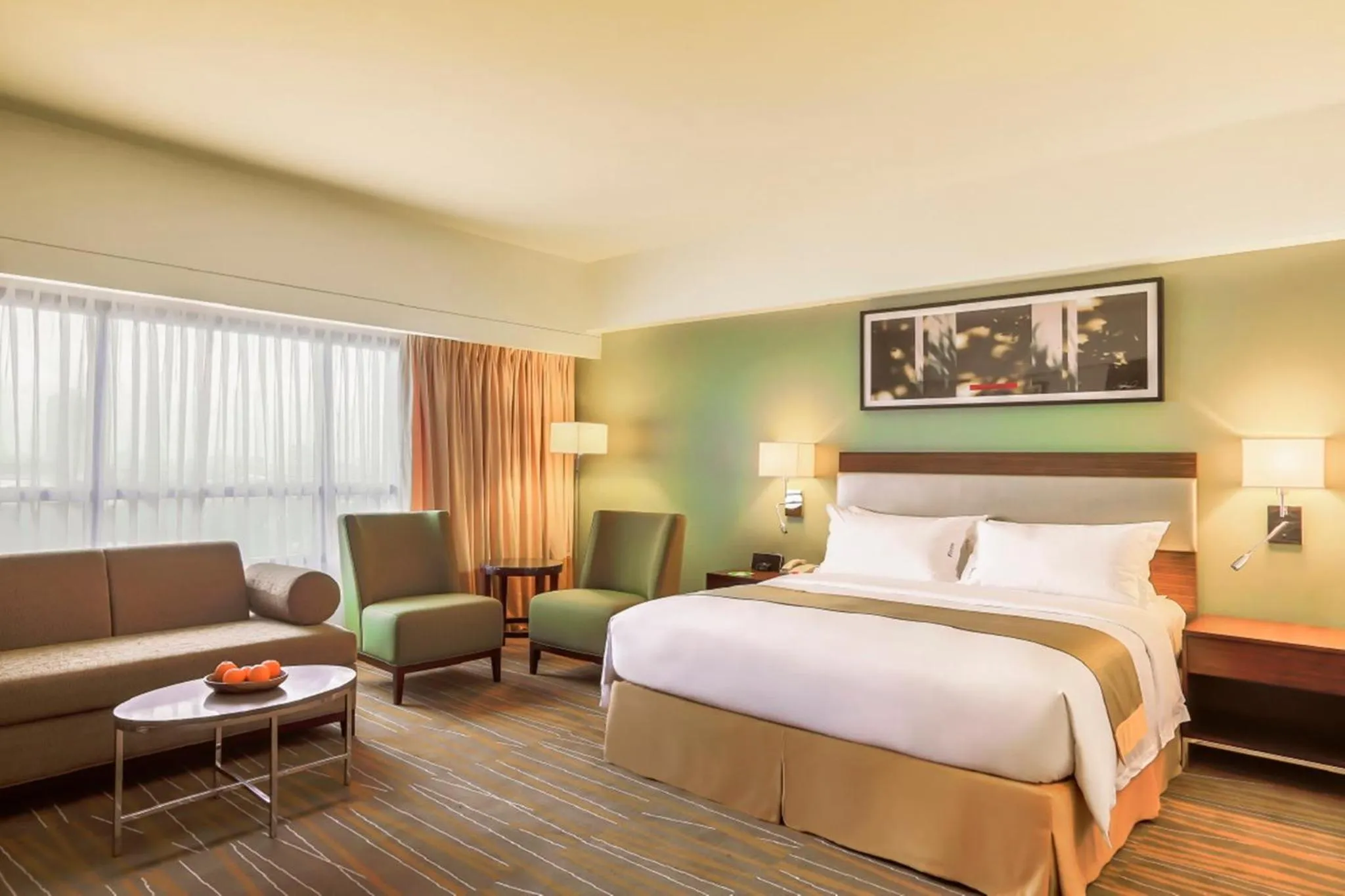 Photo of the whole room, Bed in Holiday Inn & Suites Makati by IHG