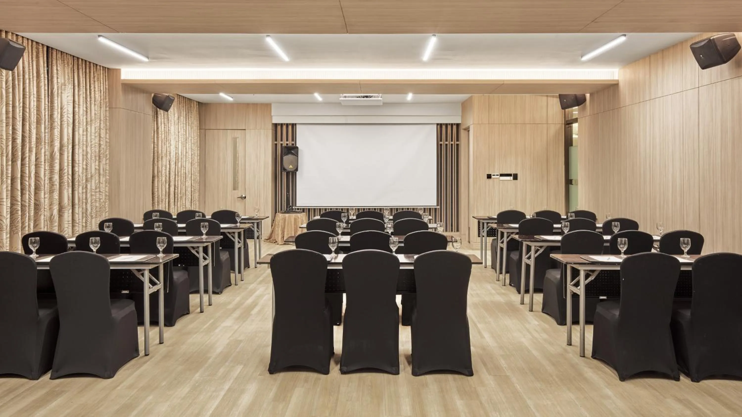 Meeting/conference room in Holiday Inn & Suites Makati by IHG