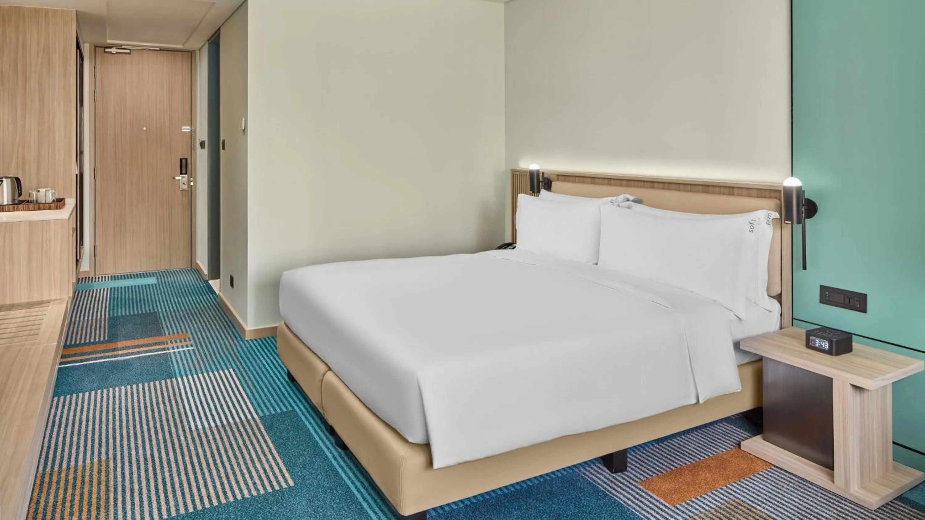 Photo of the whole room, Bed in Holiday Inn & Suites Makati by IHG