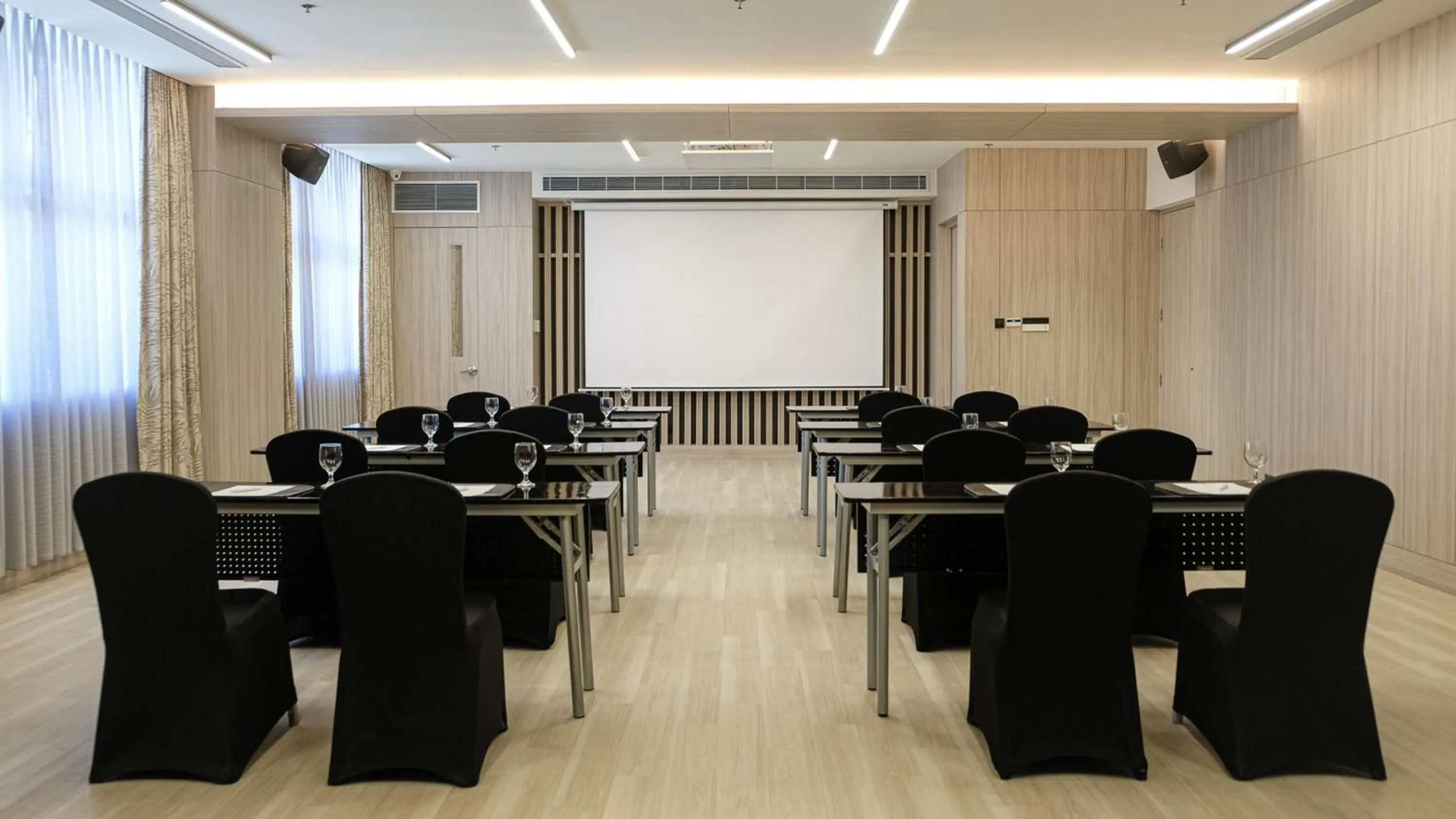 Meeting/conference room in Holiday Inn & Suites Makati by IHG
