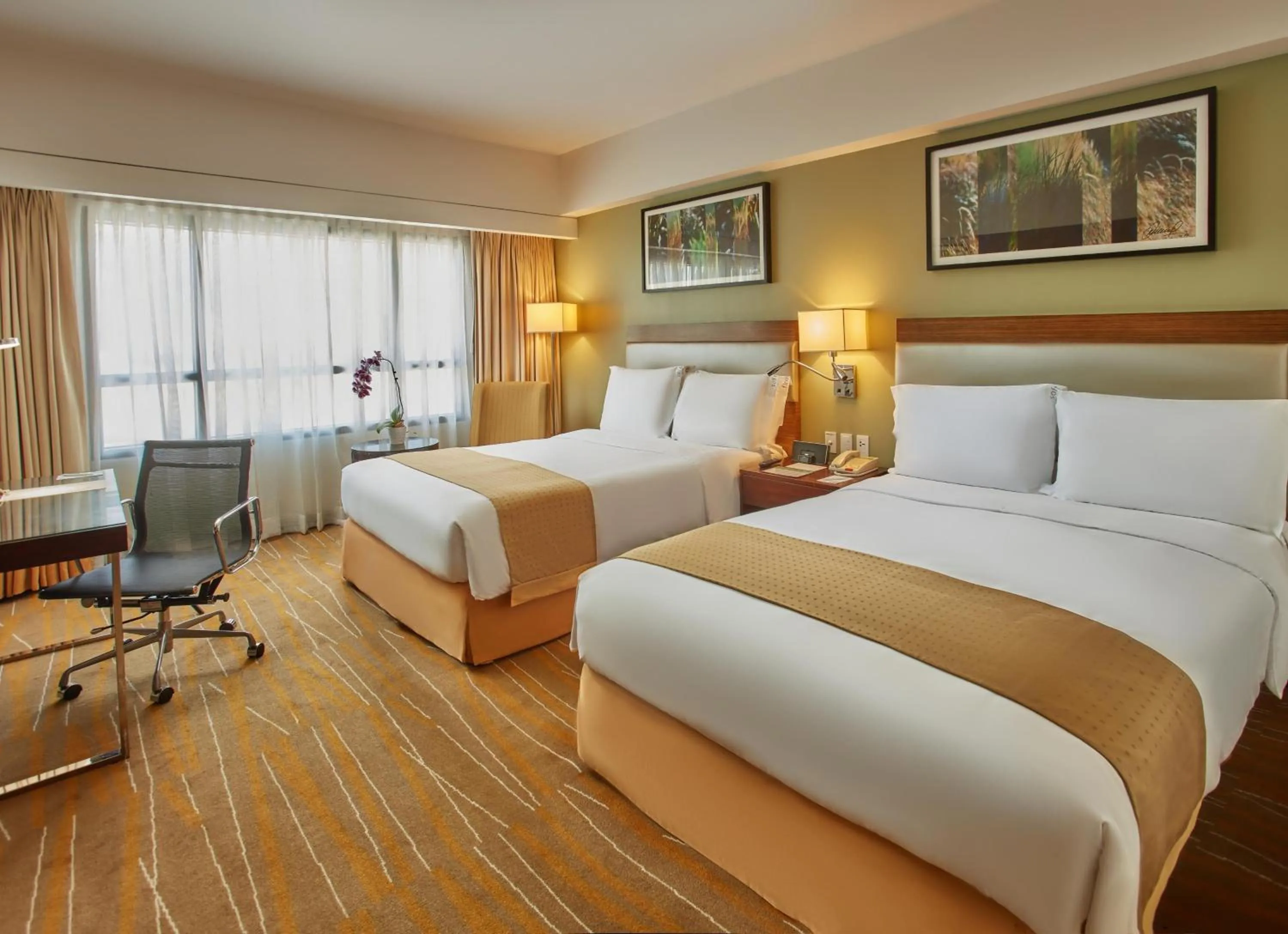 Photo of the whole room, Bed in Holiday Inn & Suites Makati by IHG