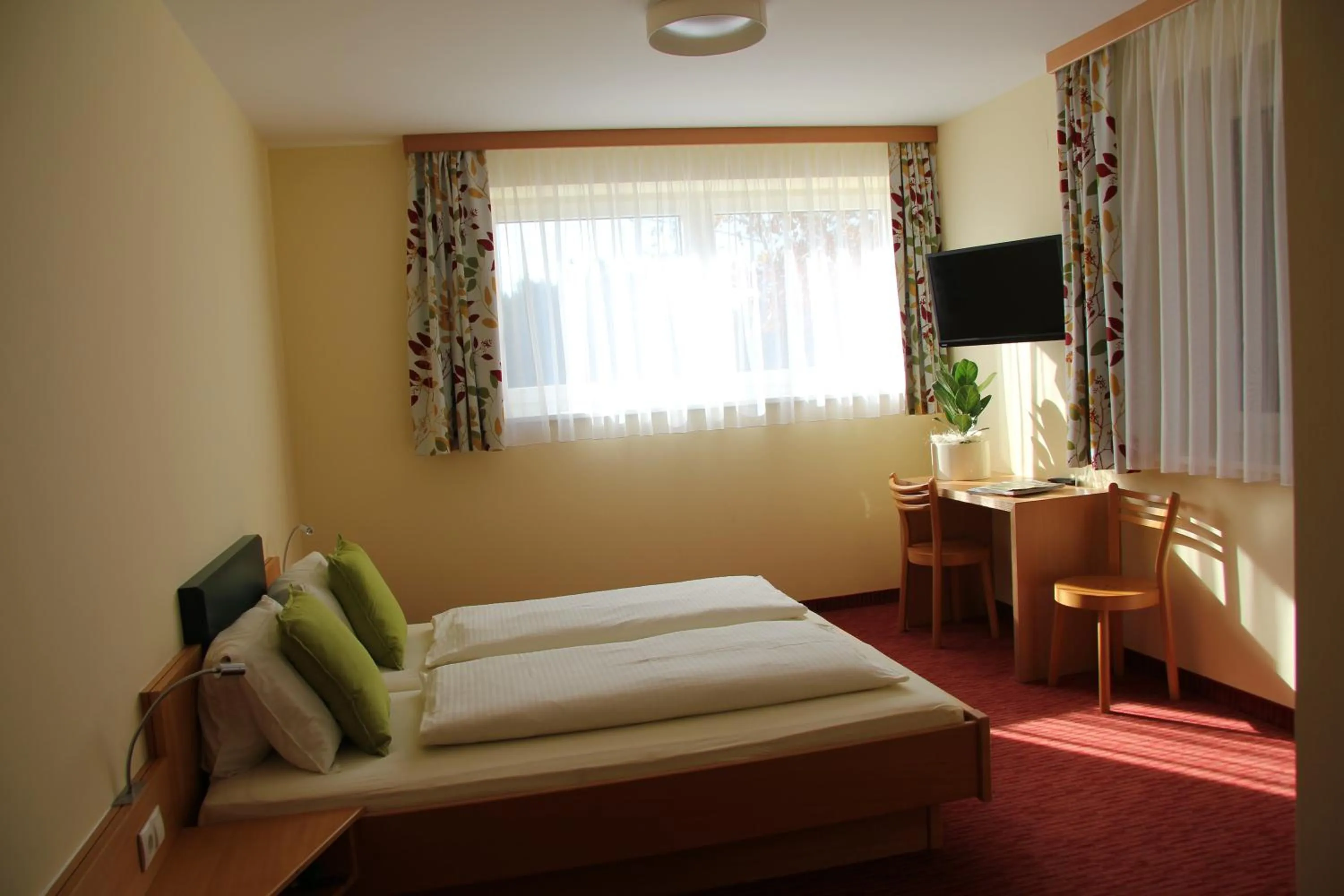 Photo of the whole room, Bed in Gasthof Martinhof