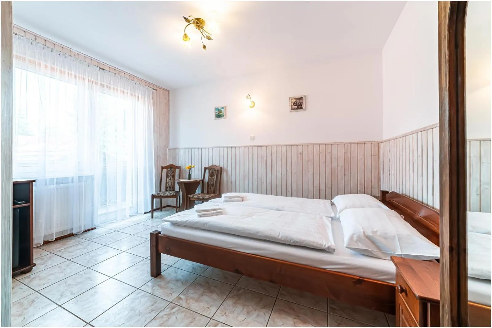 Photo of the whole room, Bed in Willa Marlin