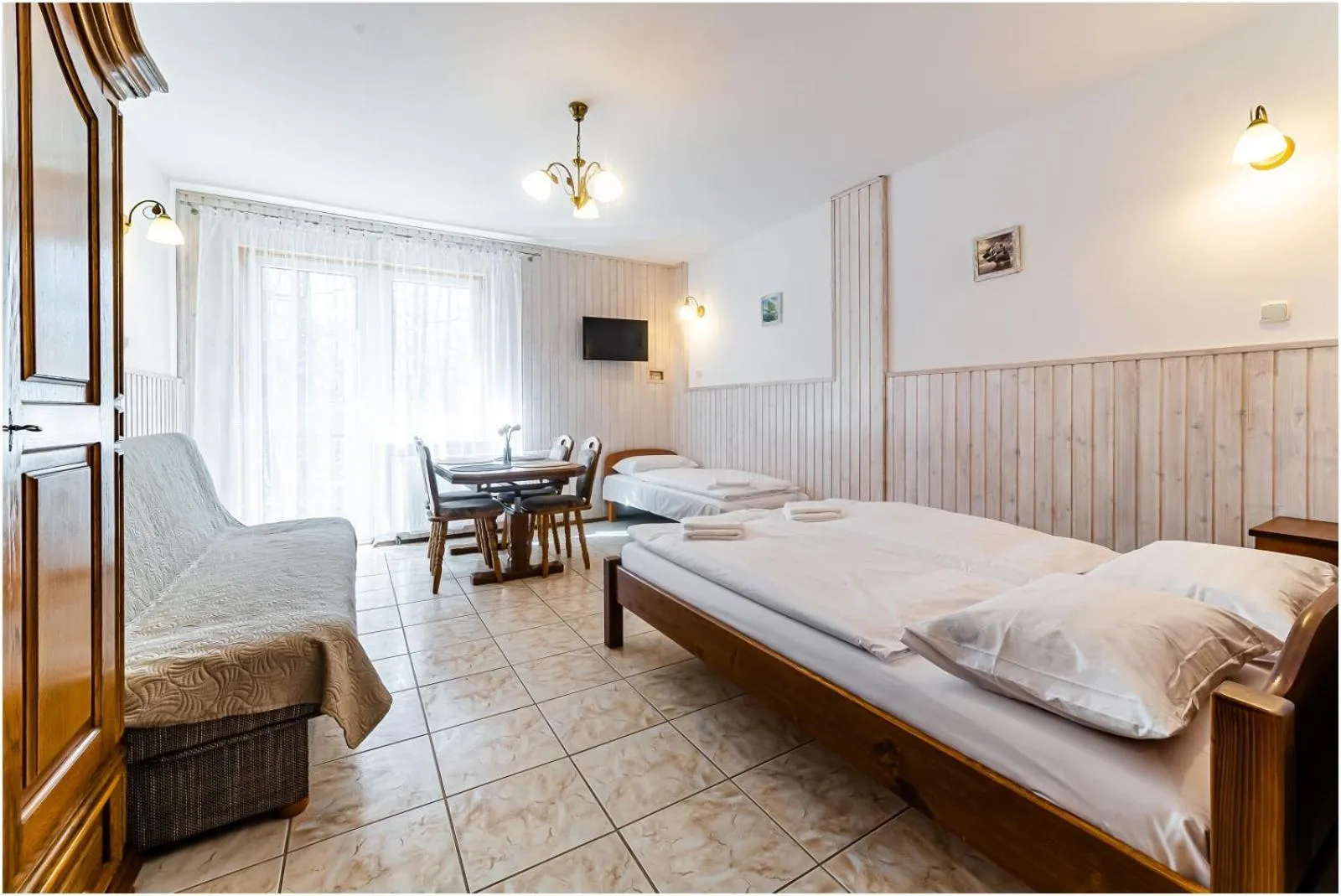 Photo of the whole room, Bed in Willa Marlin