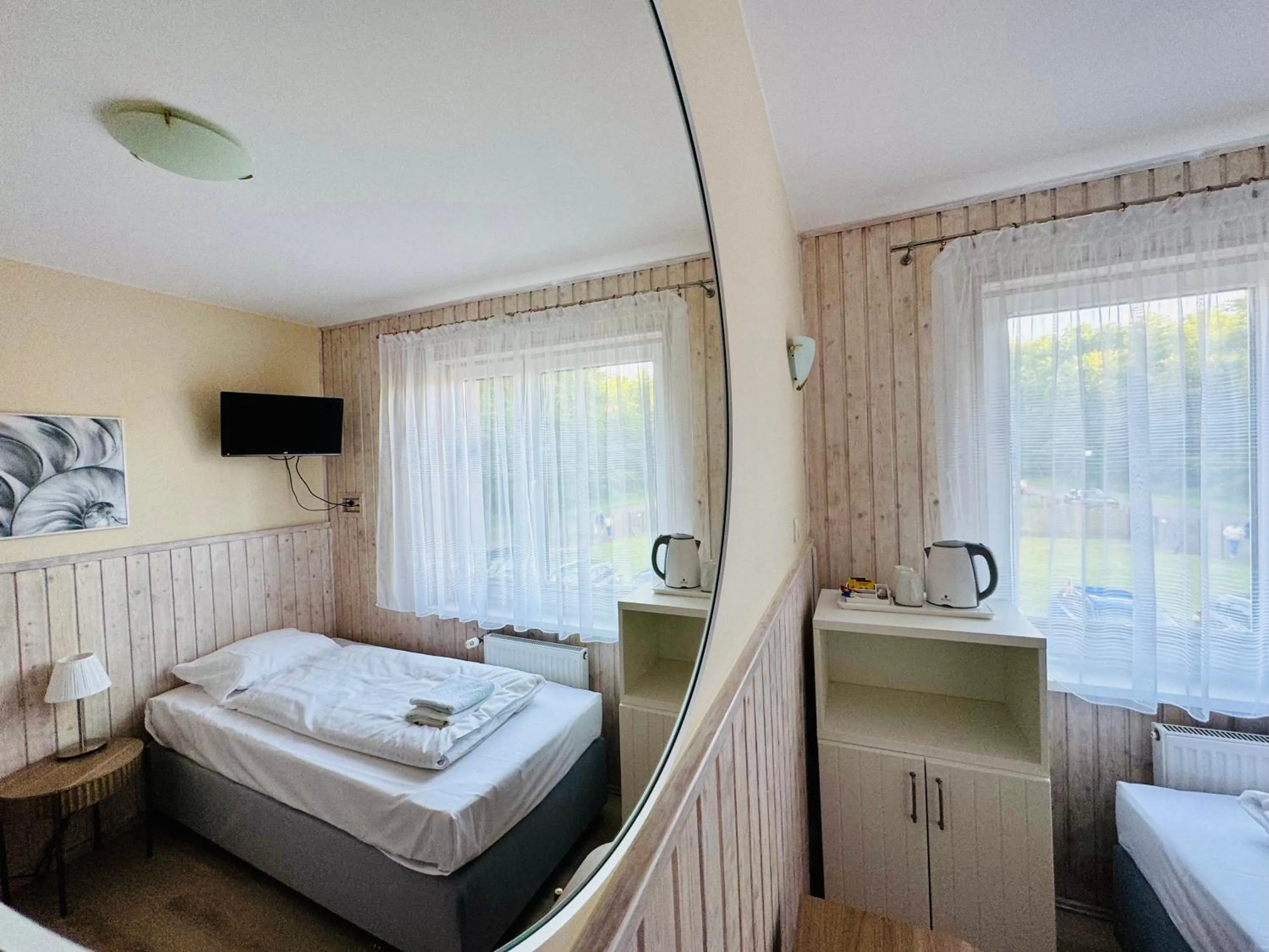 Bed in Willa Marlin