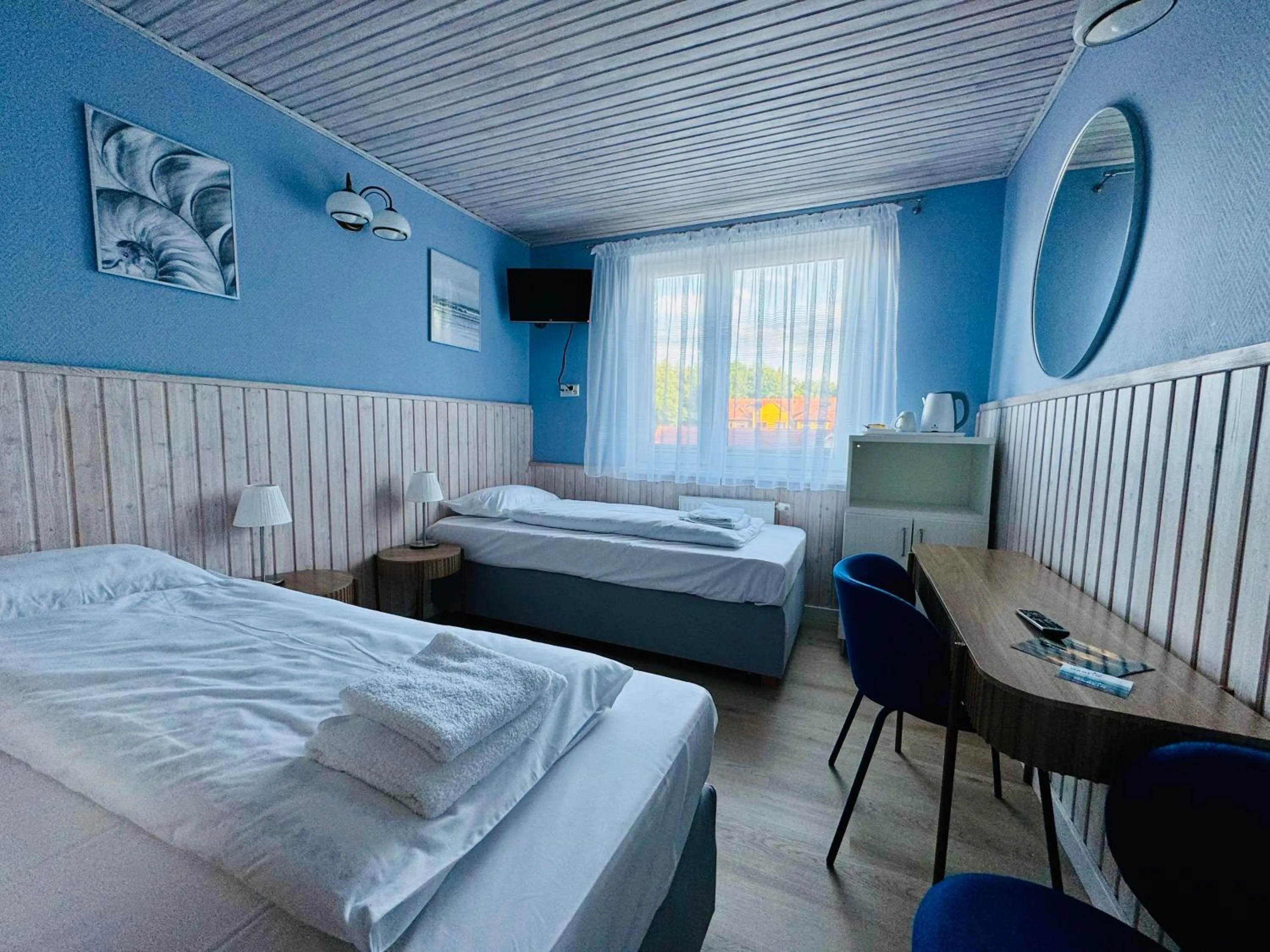 Photo of the whole room, Bed in Willa Marlin
