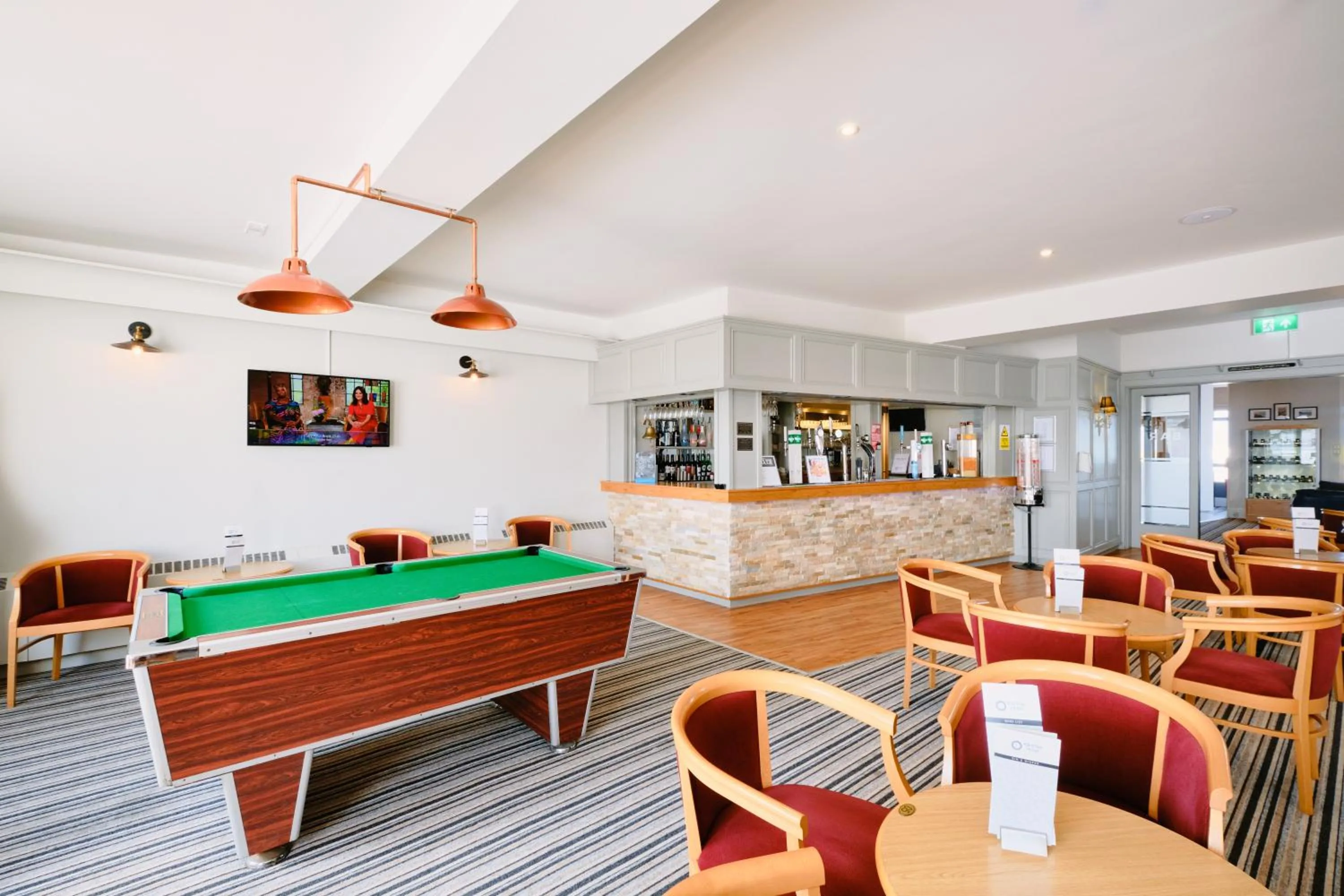 Lounge or bar in The Kilbirnie Hotel