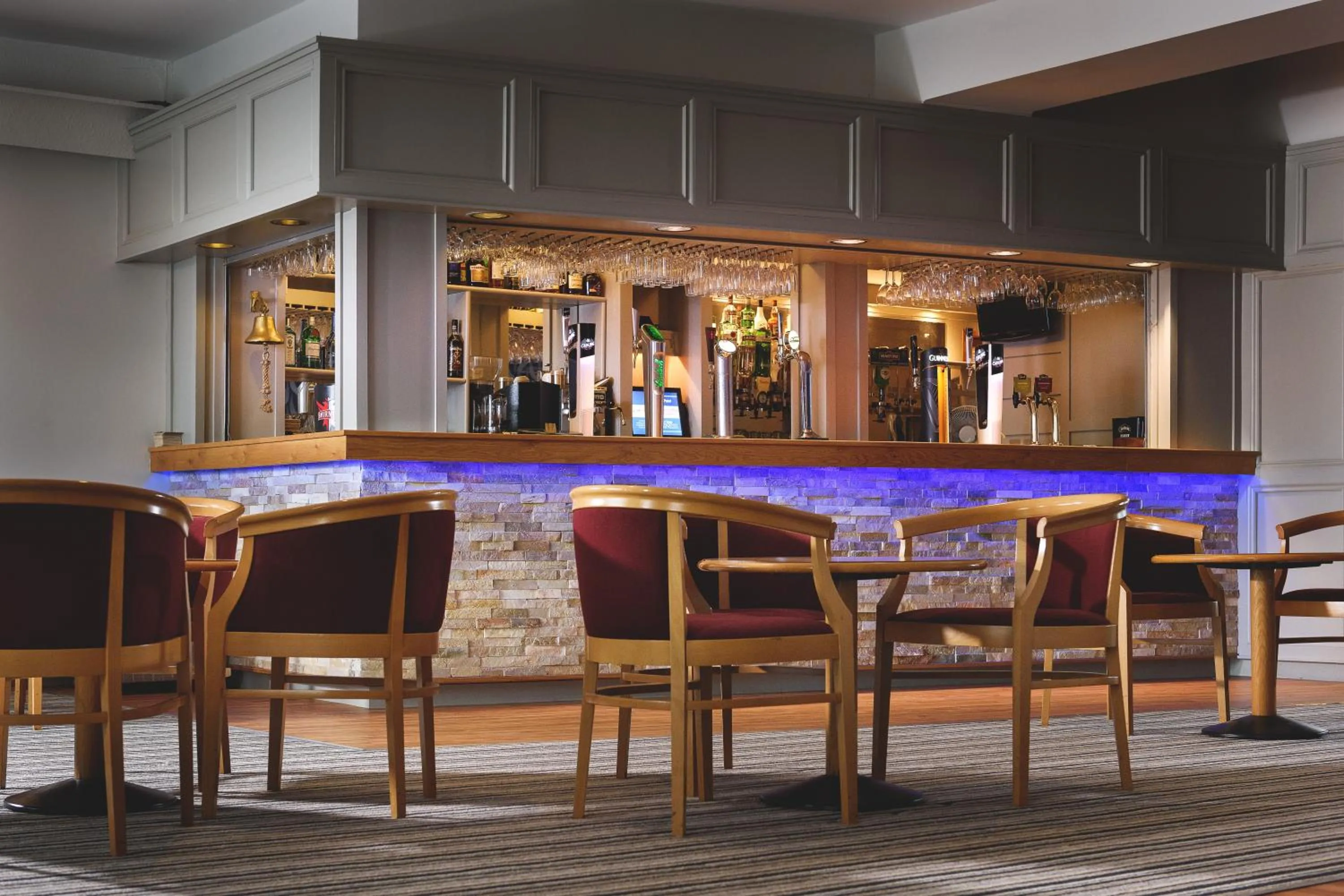 Lounge or bar in The Kilbirnie Hotel