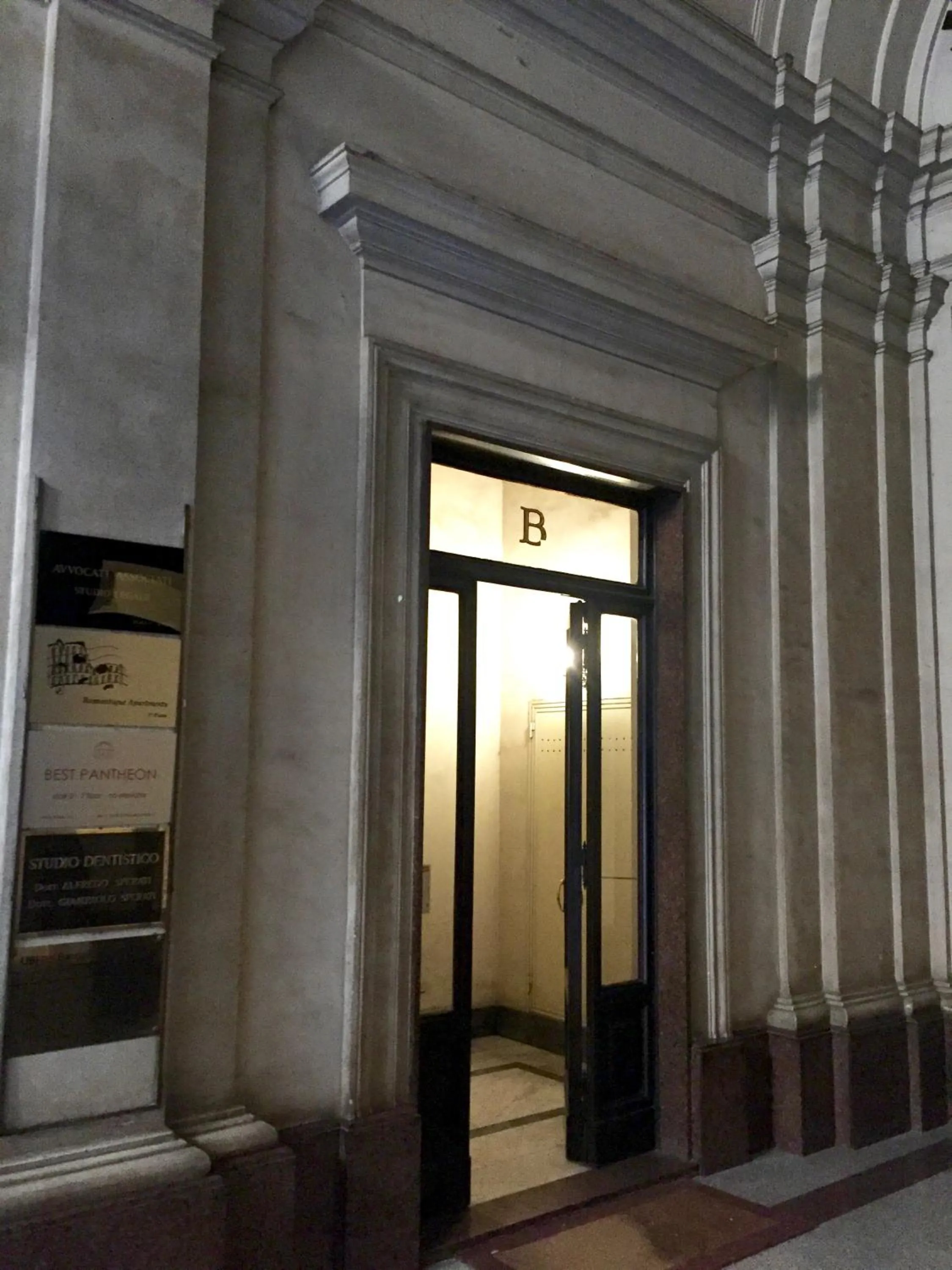 Facade/entrance in B&B Best Pantheon