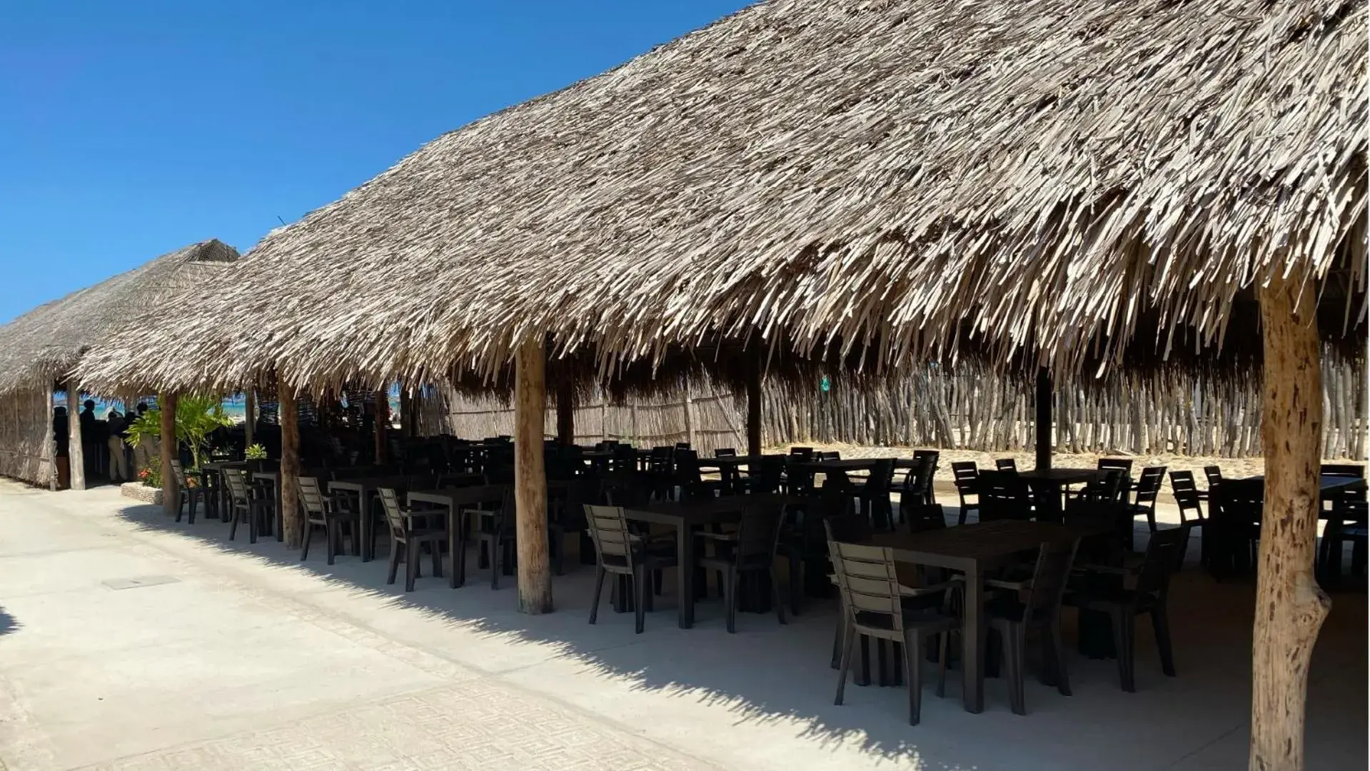 Restaurant/places to eat in Hotel Wayira Beach Restaurant/places to eat in Hotel Wayira Beach