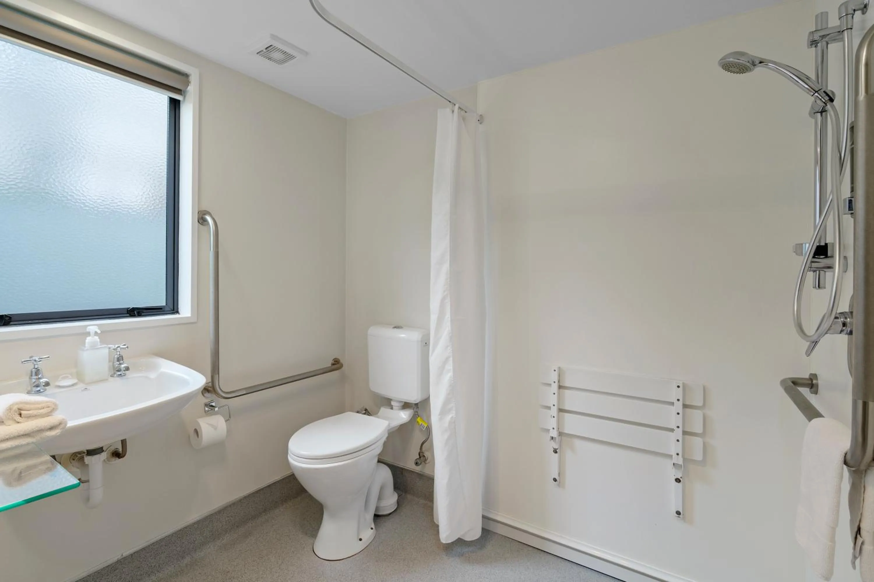 Shower in Bella Vista Motel & Apartments Christchurch