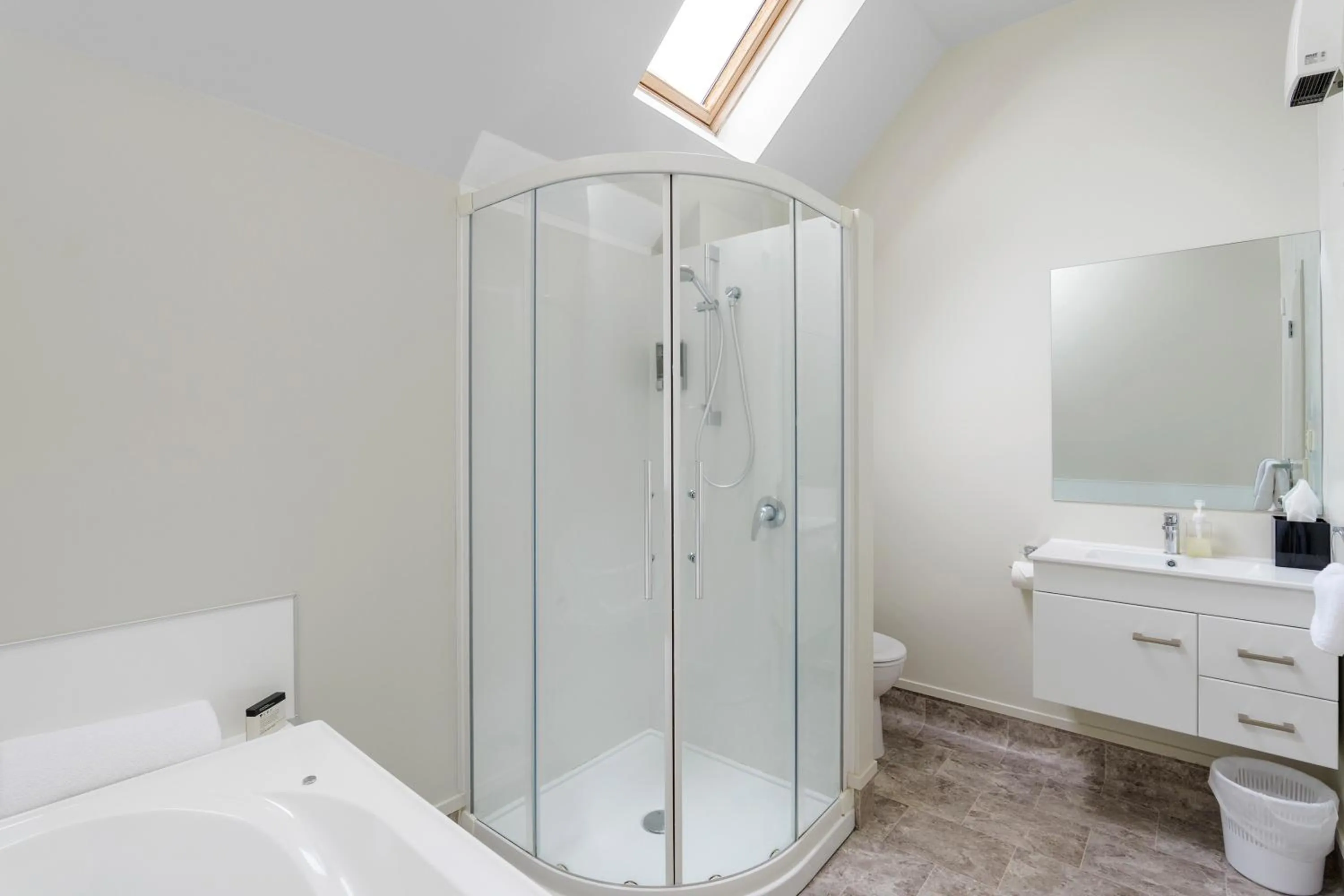 Shower in Bella Vista Motel & Apartments Christchurch