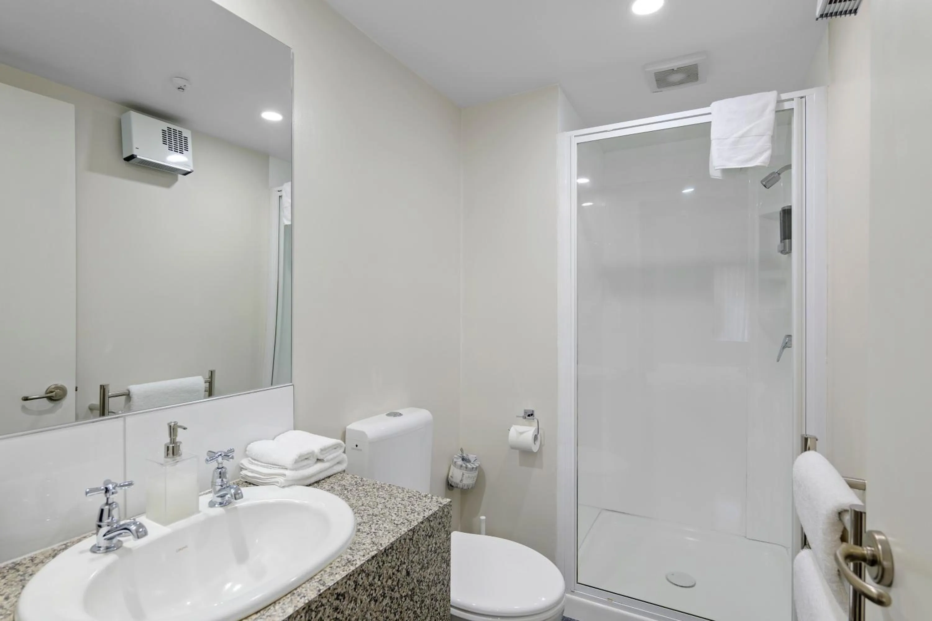 Shower in Bella Vista Motel & Apartments Christchurch