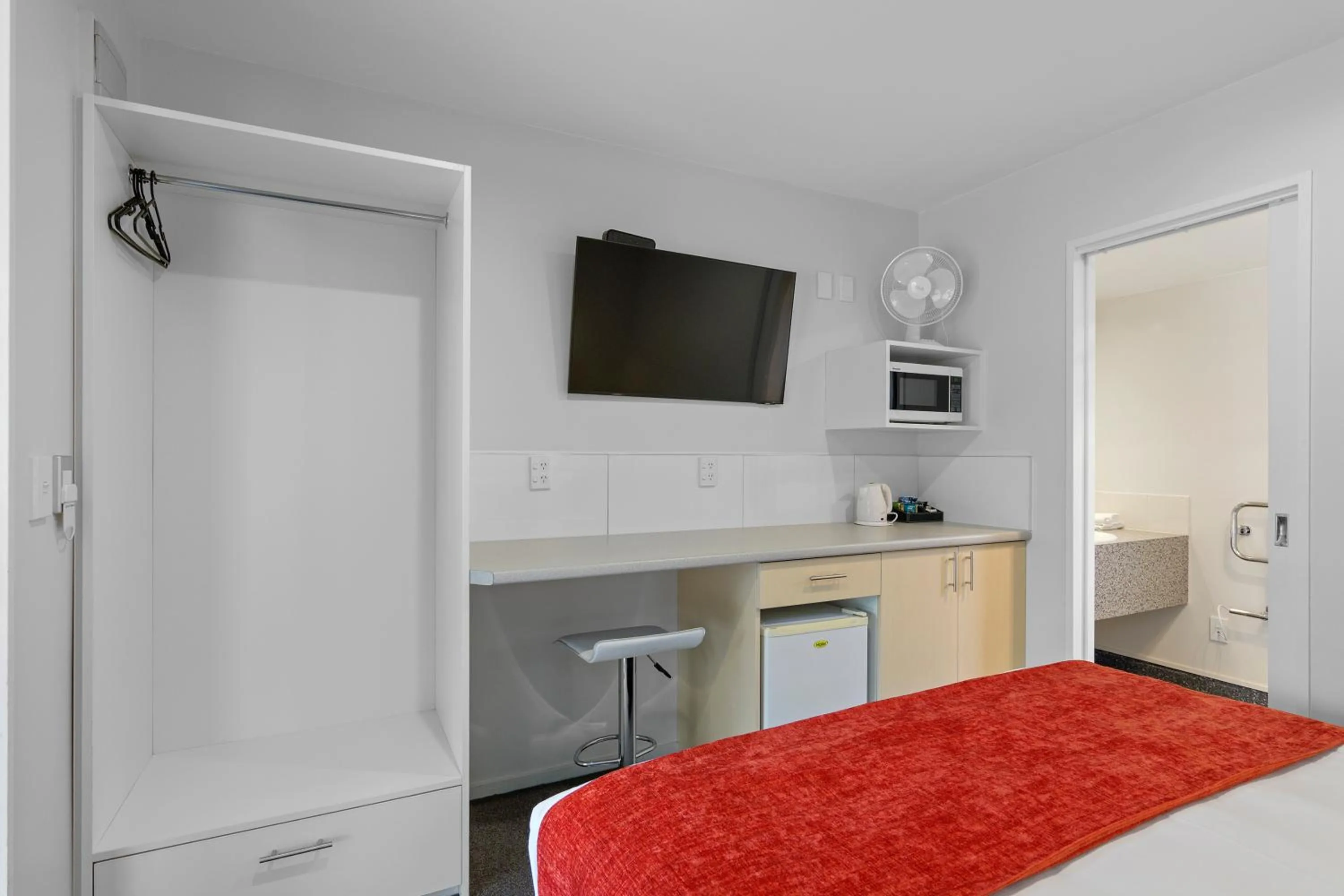 TV and multimedia, Bed in Bella Vista Motel & Apartments Christchurch