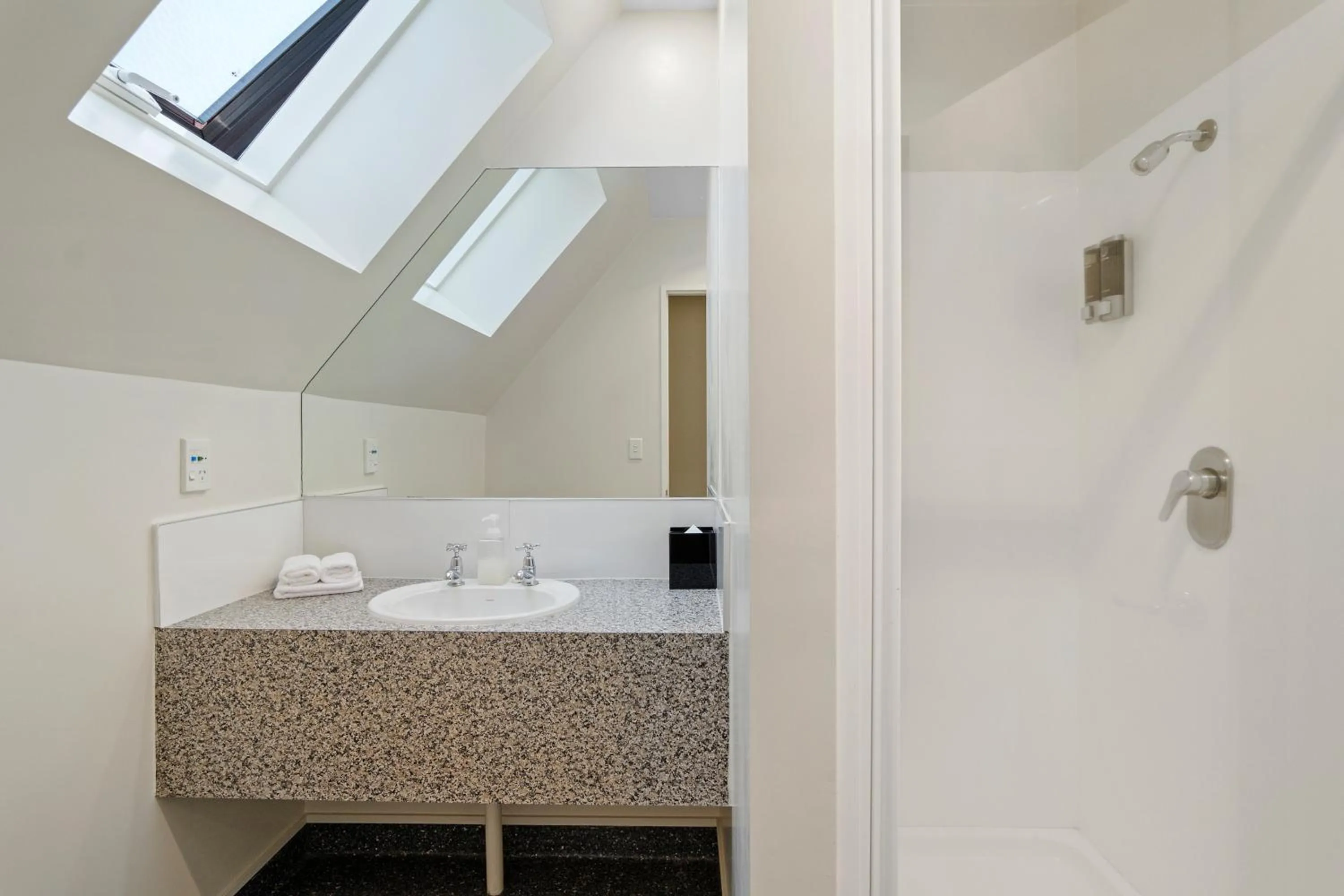 Shower in Bella Vista Motel & Apartments Christchurch