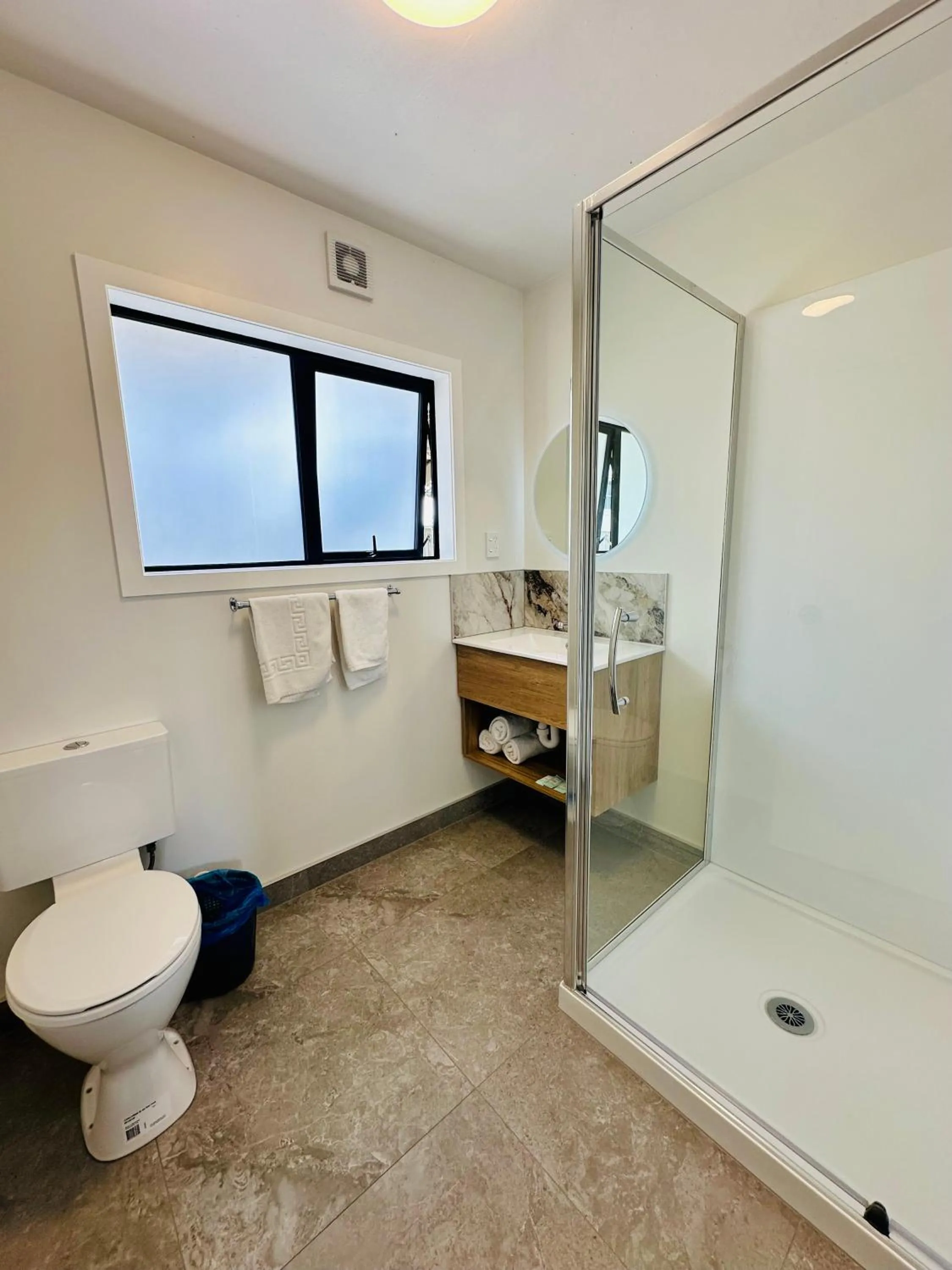 Shower in Airport Gold Star Motel