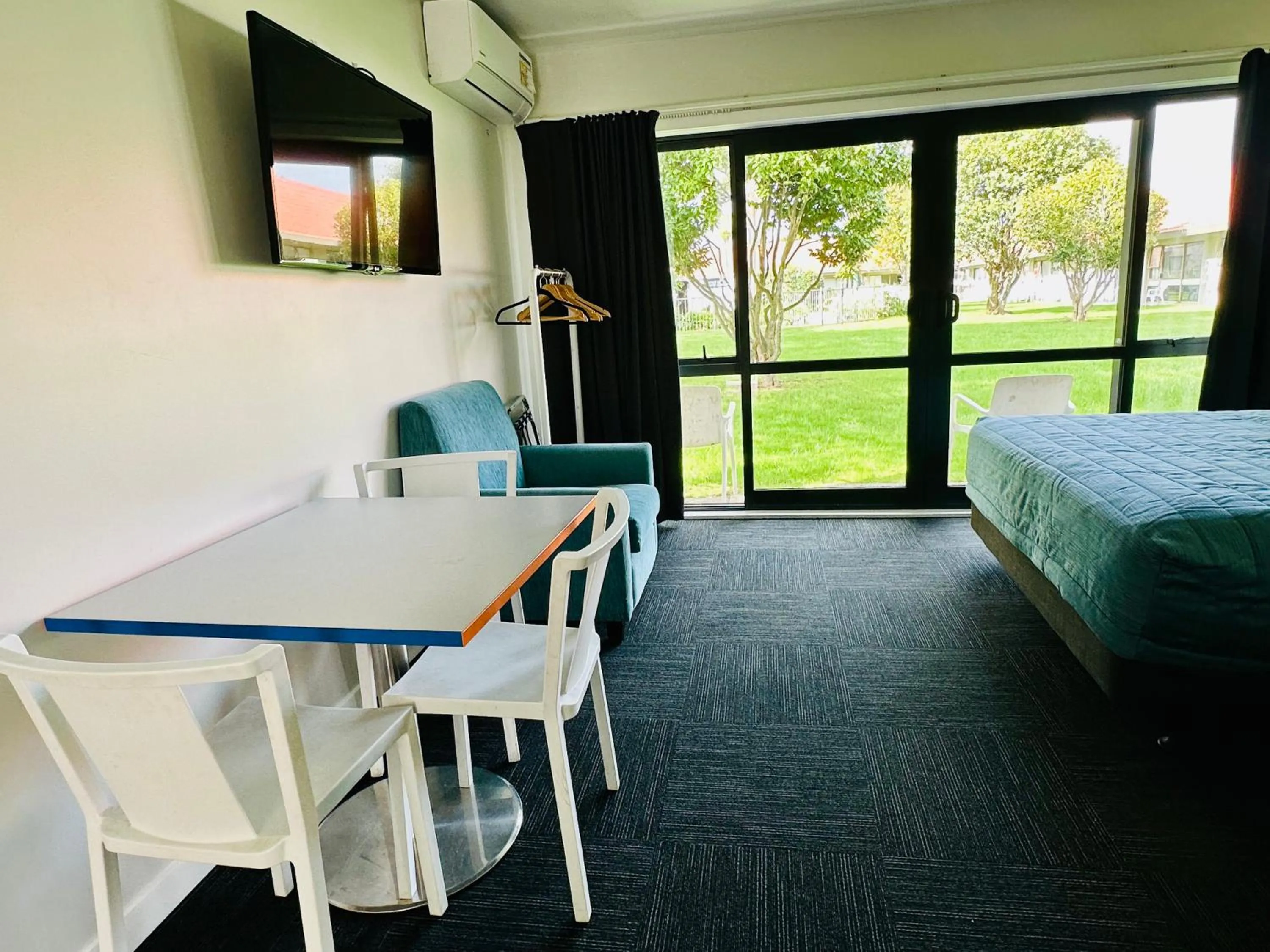 Bed in Airport Gold Star Motel