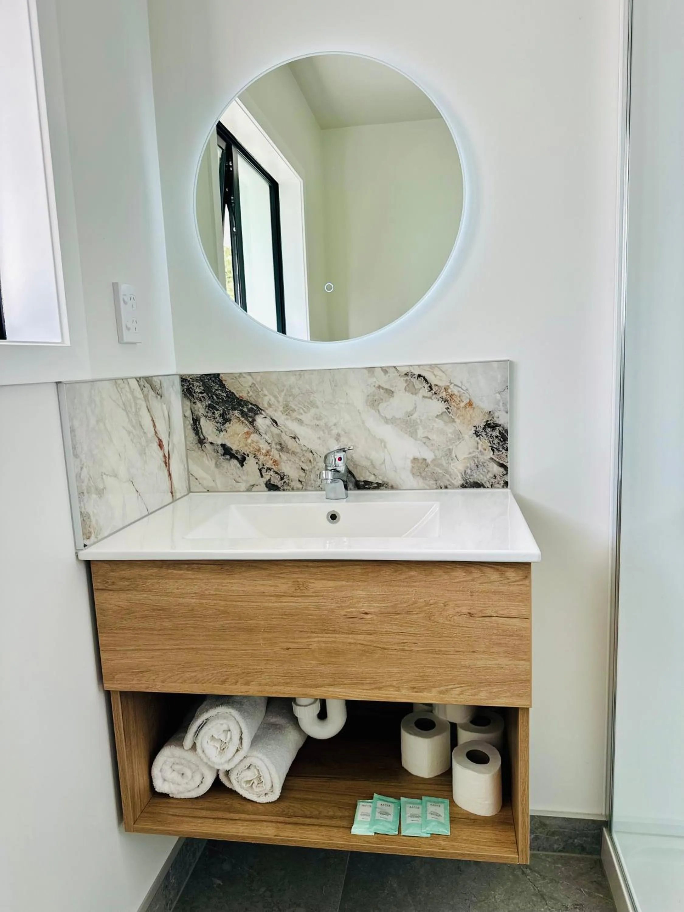 Bathroom in Airport Gold Star Motel