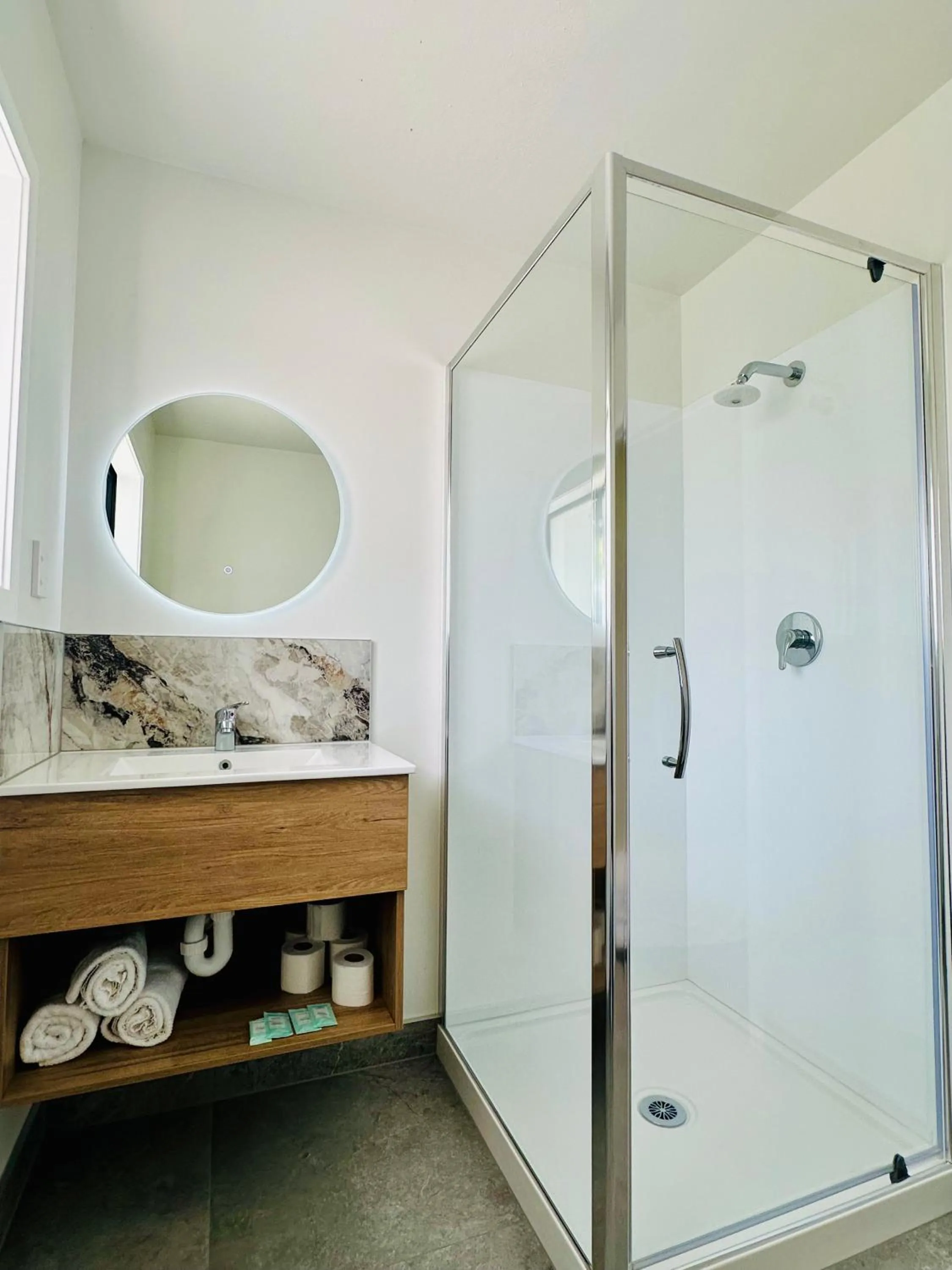 Shower in Airport Gold Star Motel