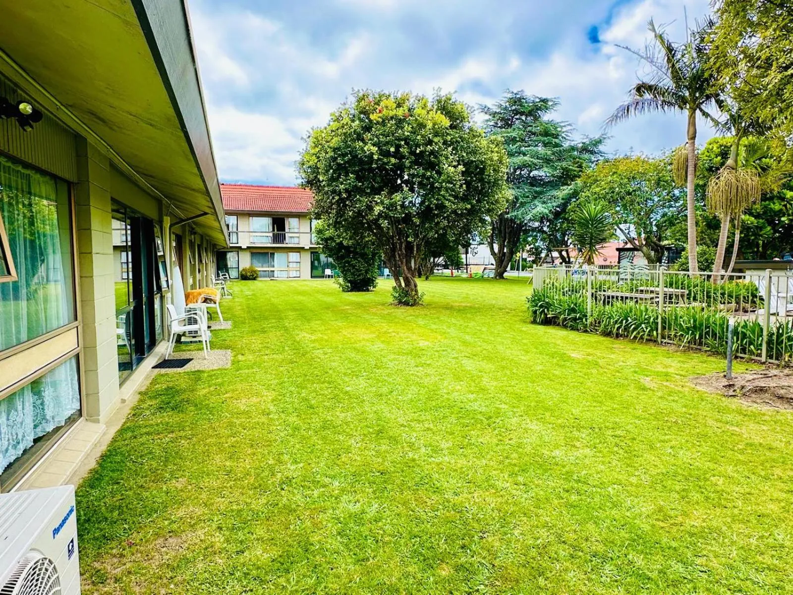 Garden in Airport Gold Star Motel