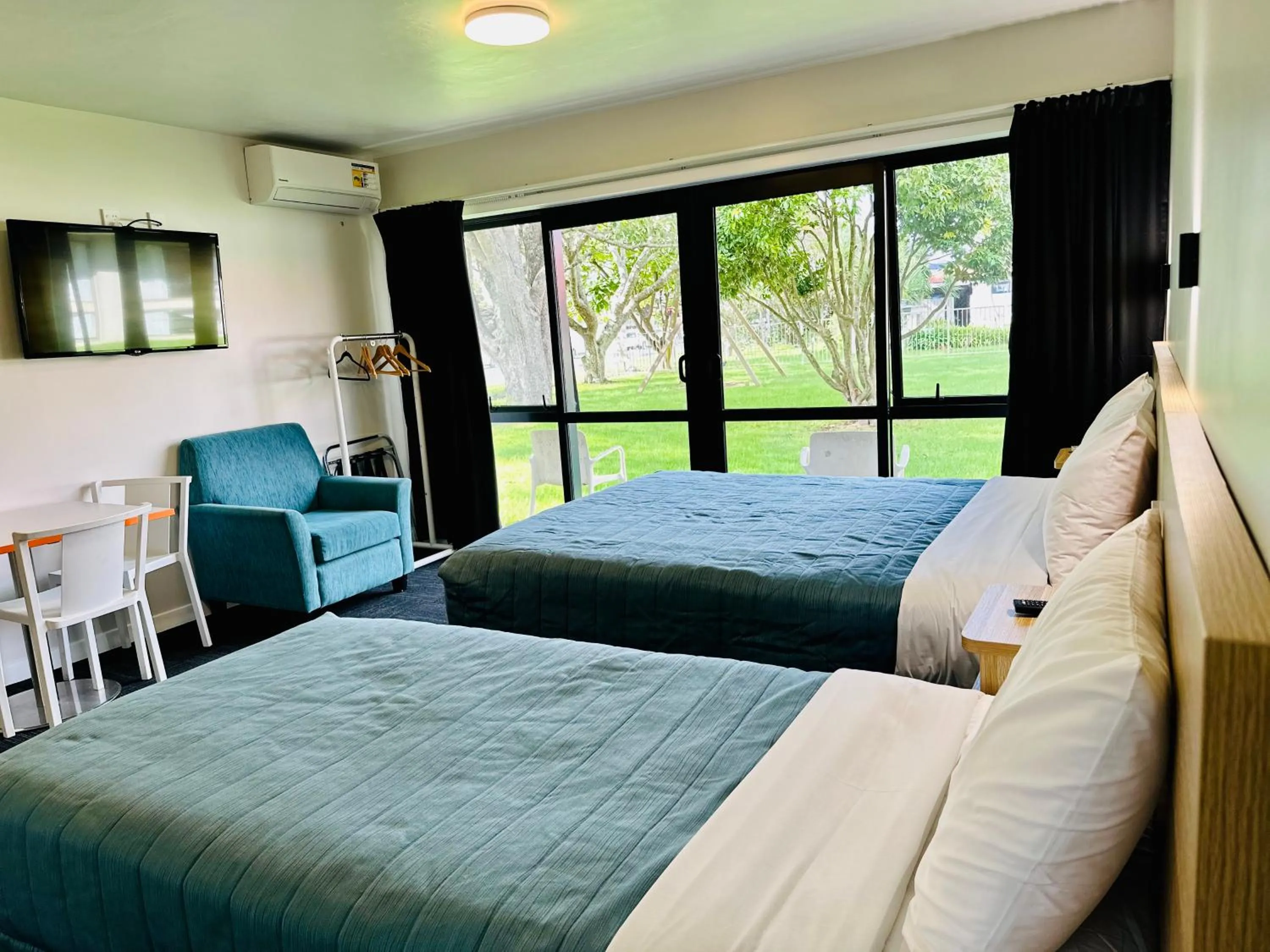 Bed in Airport Gold Star Motel