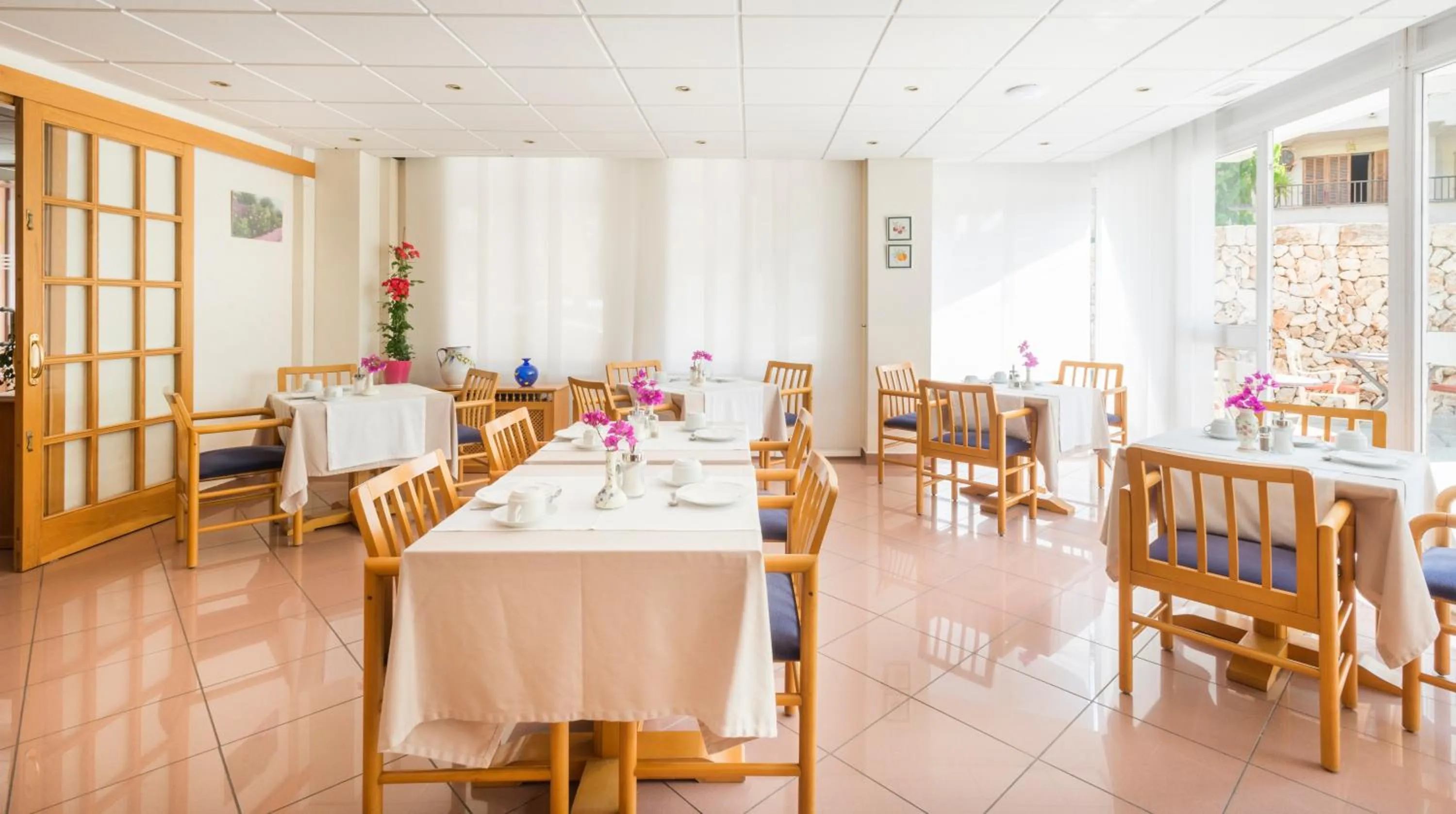 Restaurant/places to eat in Hostal Residencia Sutimar