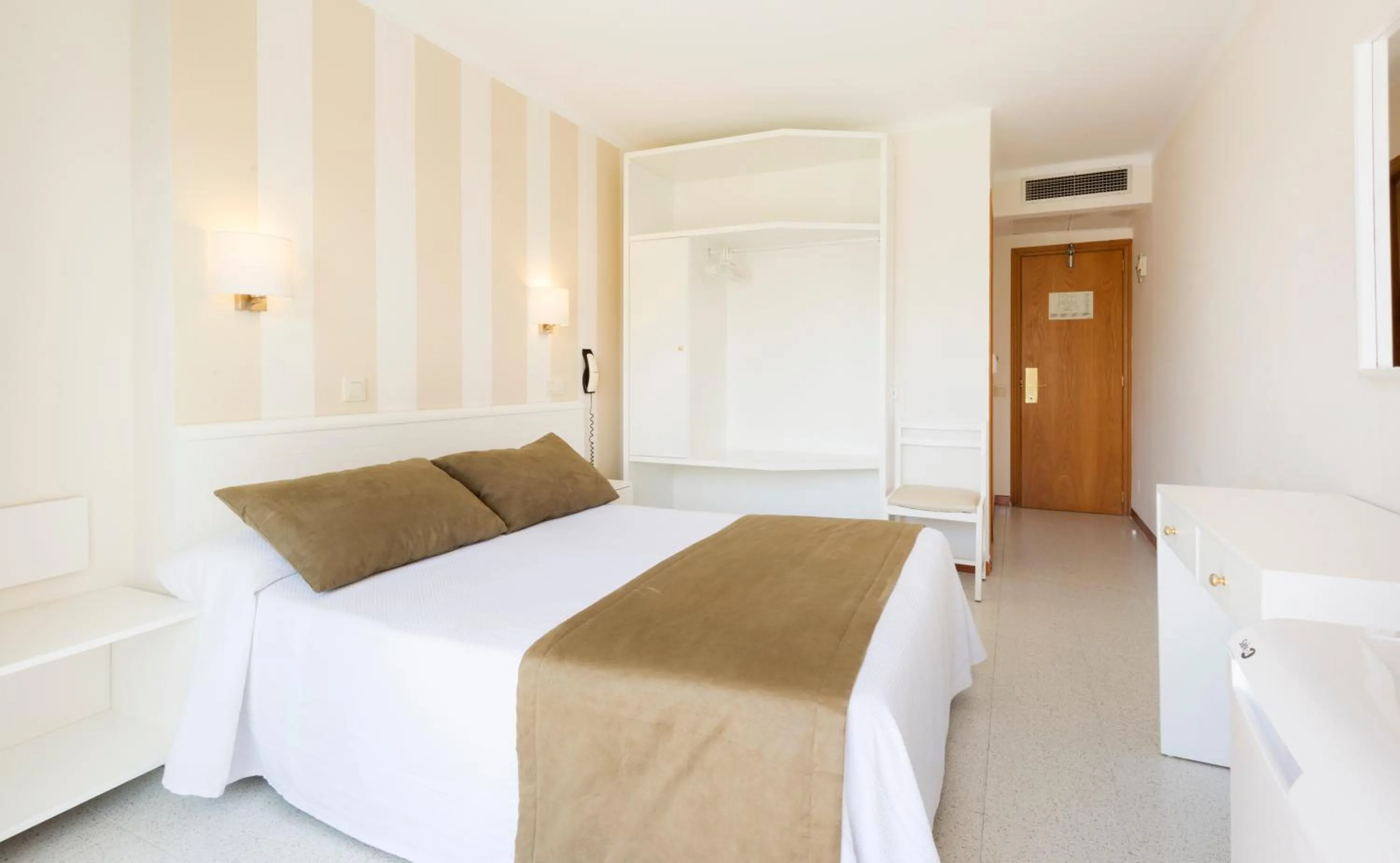 Photo of the whole room, Bed in Hostal Residencia Sutimar