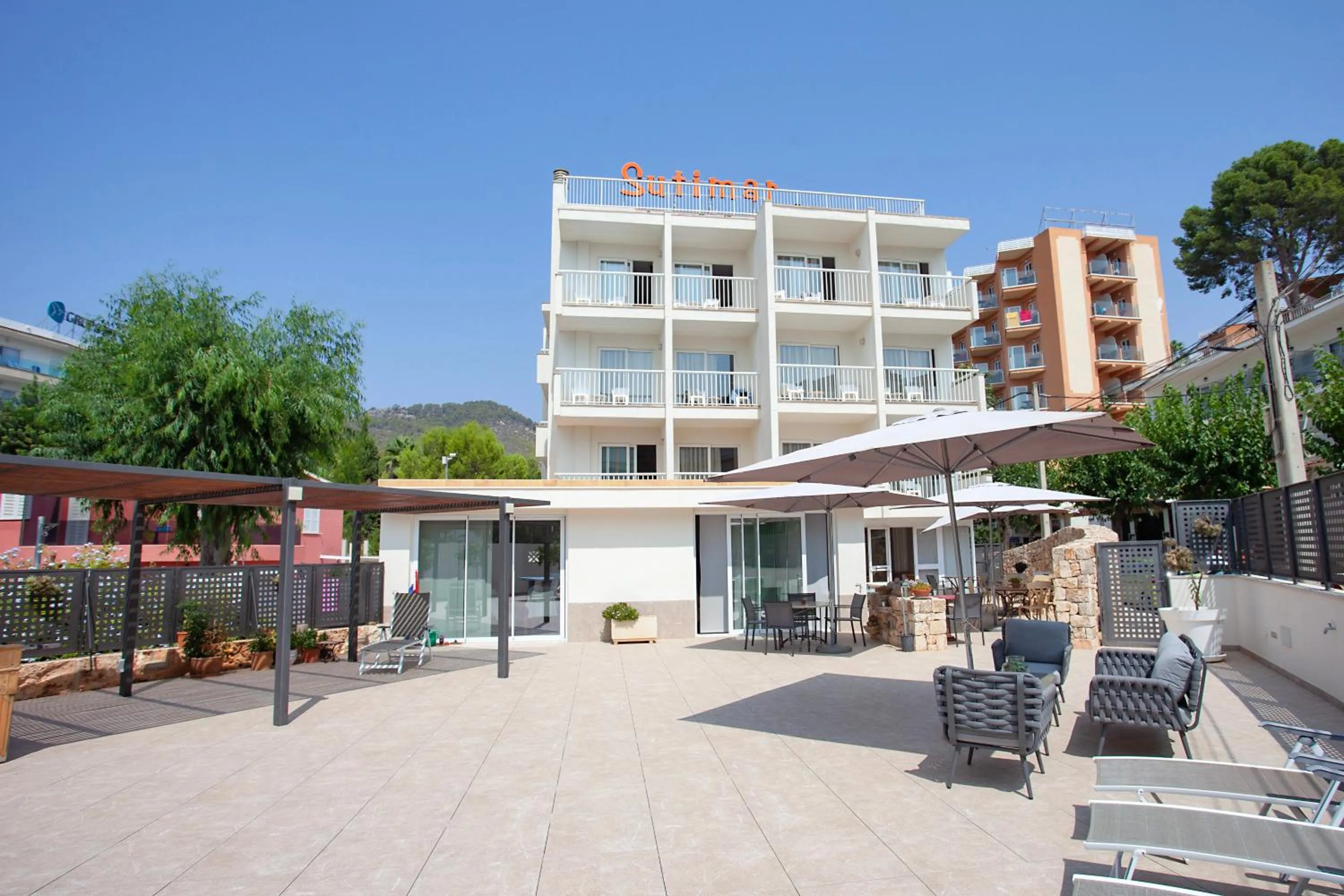 Property building in Hostal Residencia Sutimar