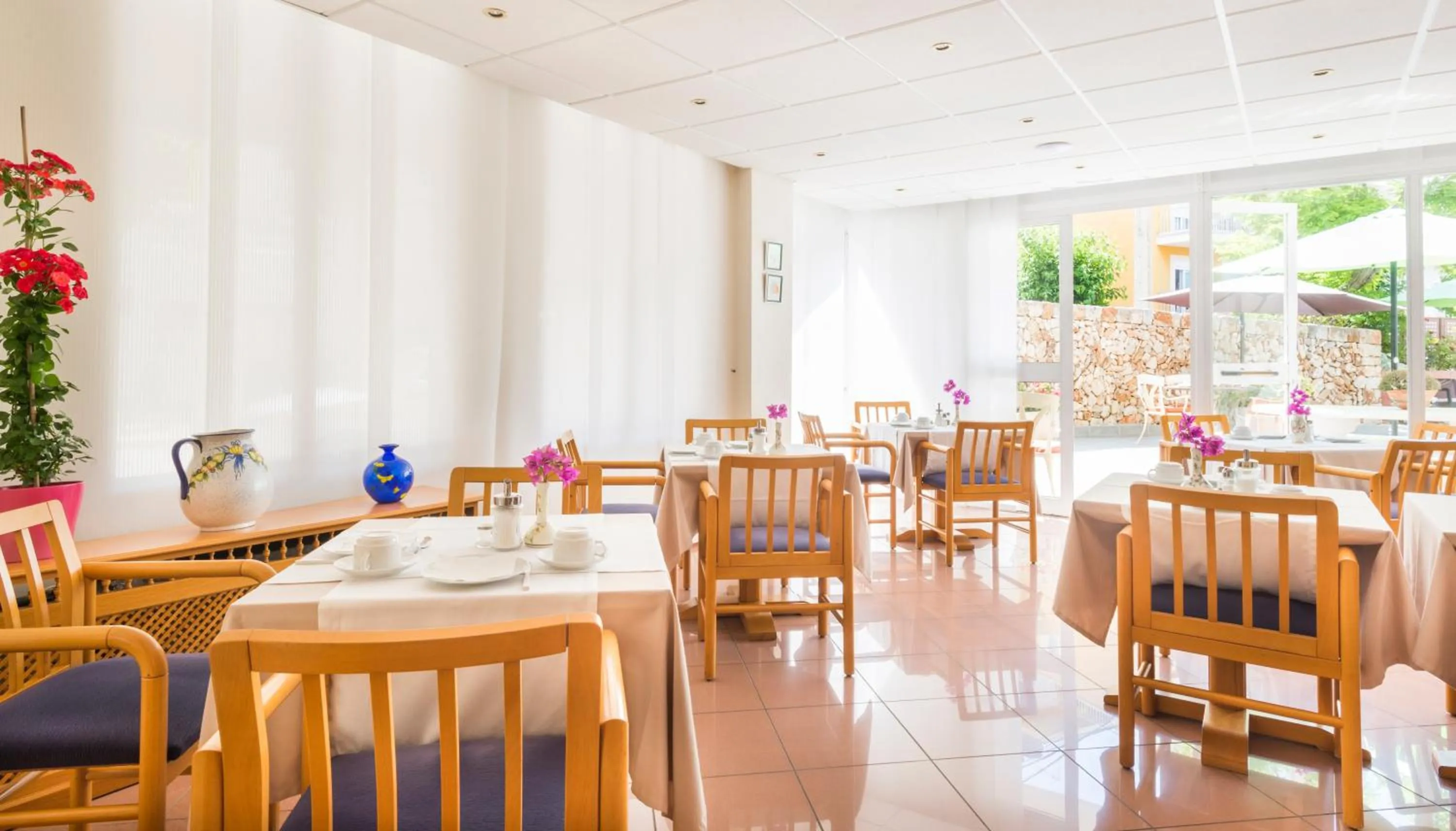 Restaurant/places to eat in Hostal Residencia Sutimar