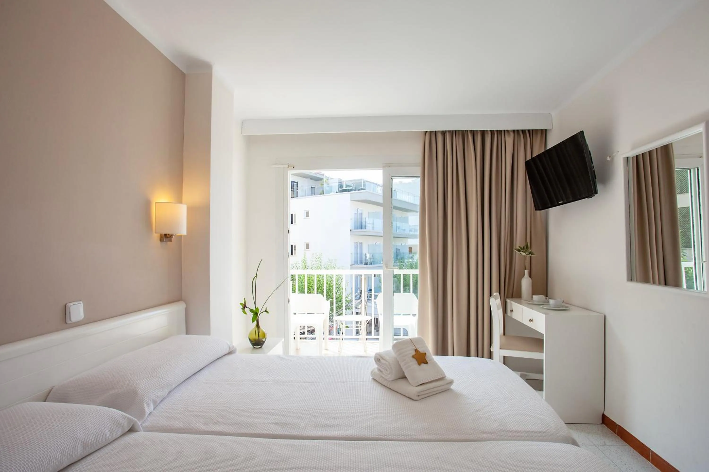 Decorative detail, Bed in Hostal Residencia Sutimar