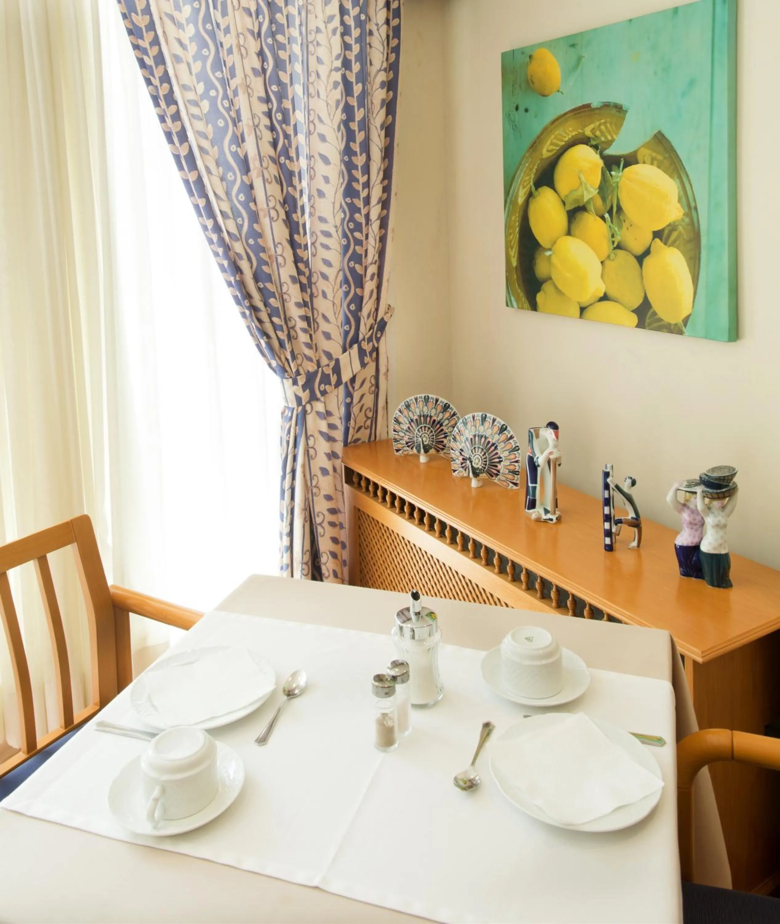 Restaurant/places to eat in Hostal Residencia Sutimar